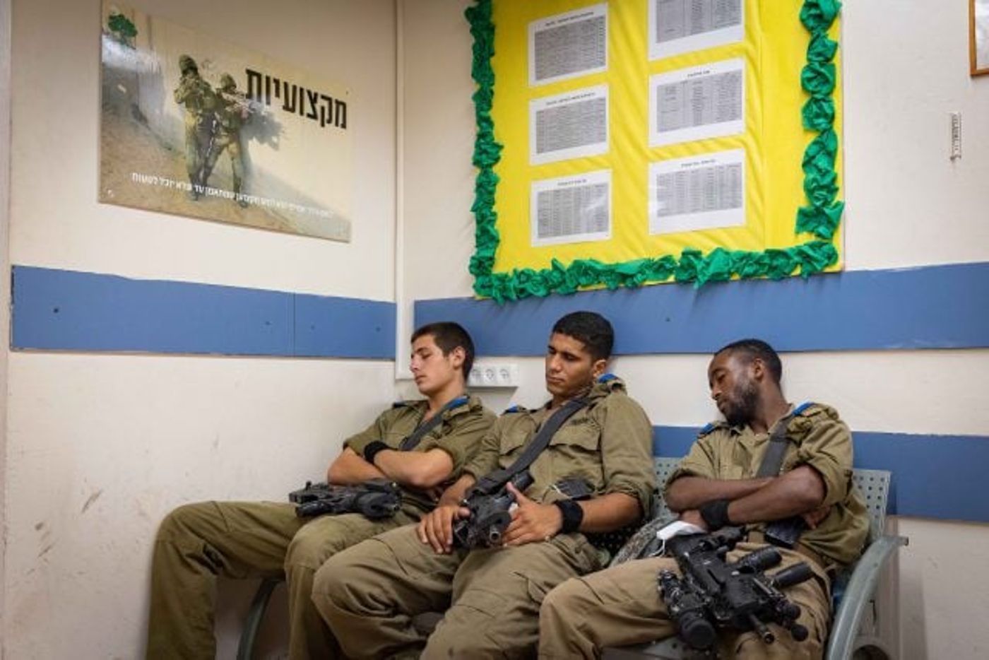 חיילים תופסים תנומה בתור לרופא צבאי בבסיס האימונים של גולני