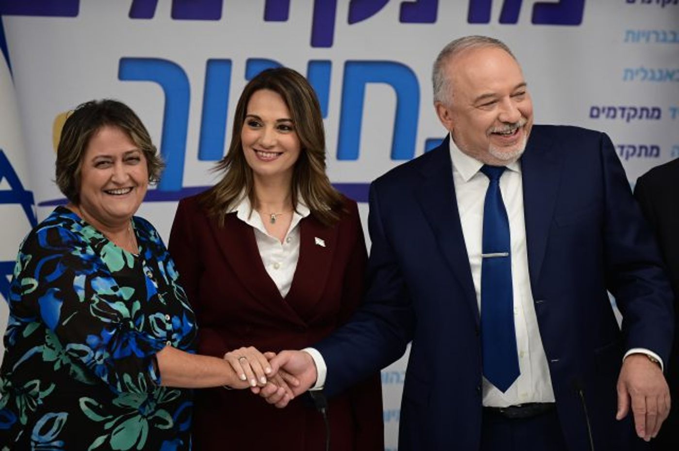 שר האוצר אביגדור ליברמן, שרת החינוך יפעת שאשא ביטון ומזכ"לית הסתדרות המורים יפה בן דויד מודיעים על הגעה להסכם וביטול השביתה במערכת החינוך