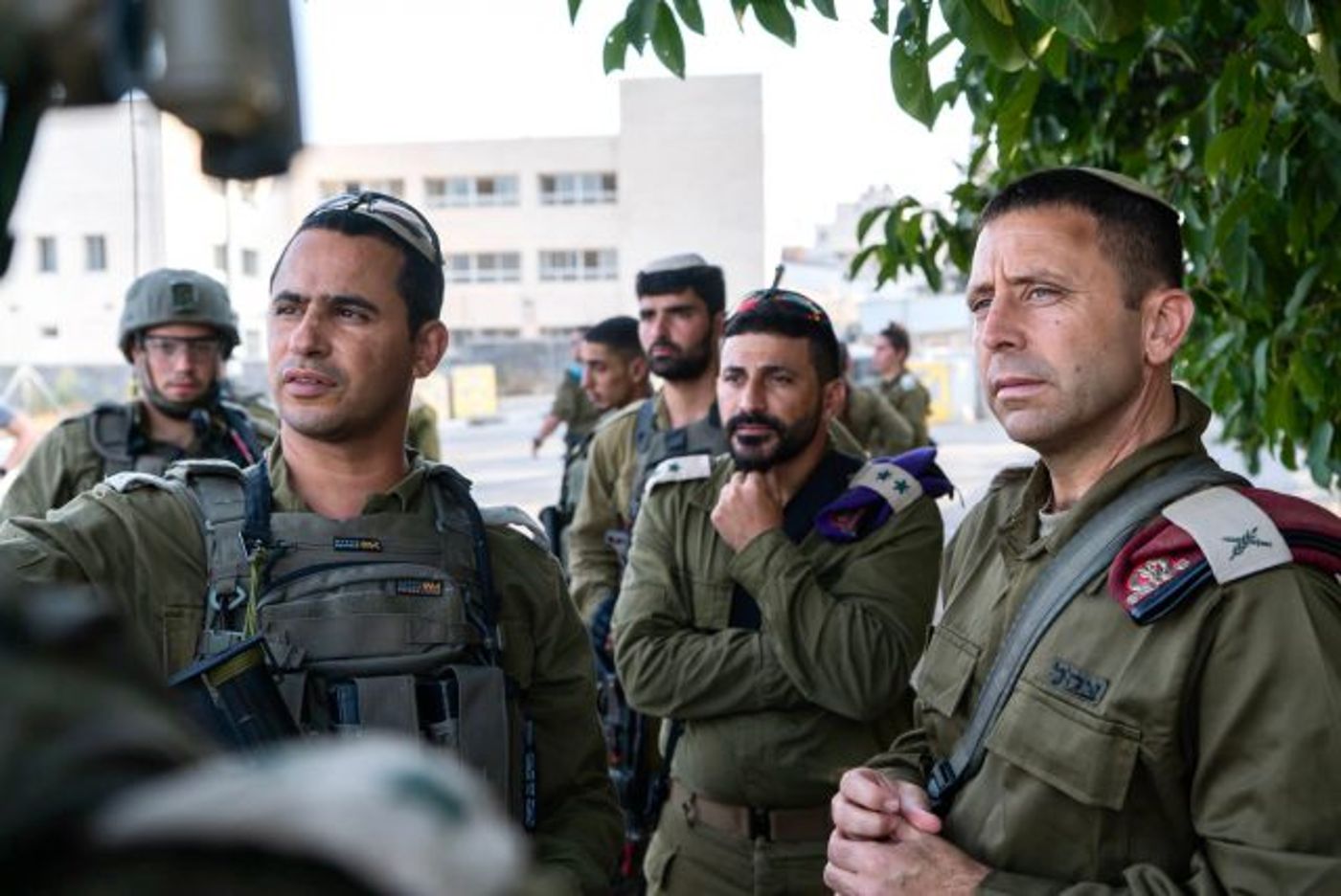 מפקד אוגדת איו"ש אבי בלוט בתדרוך בשטח (דו"צ)