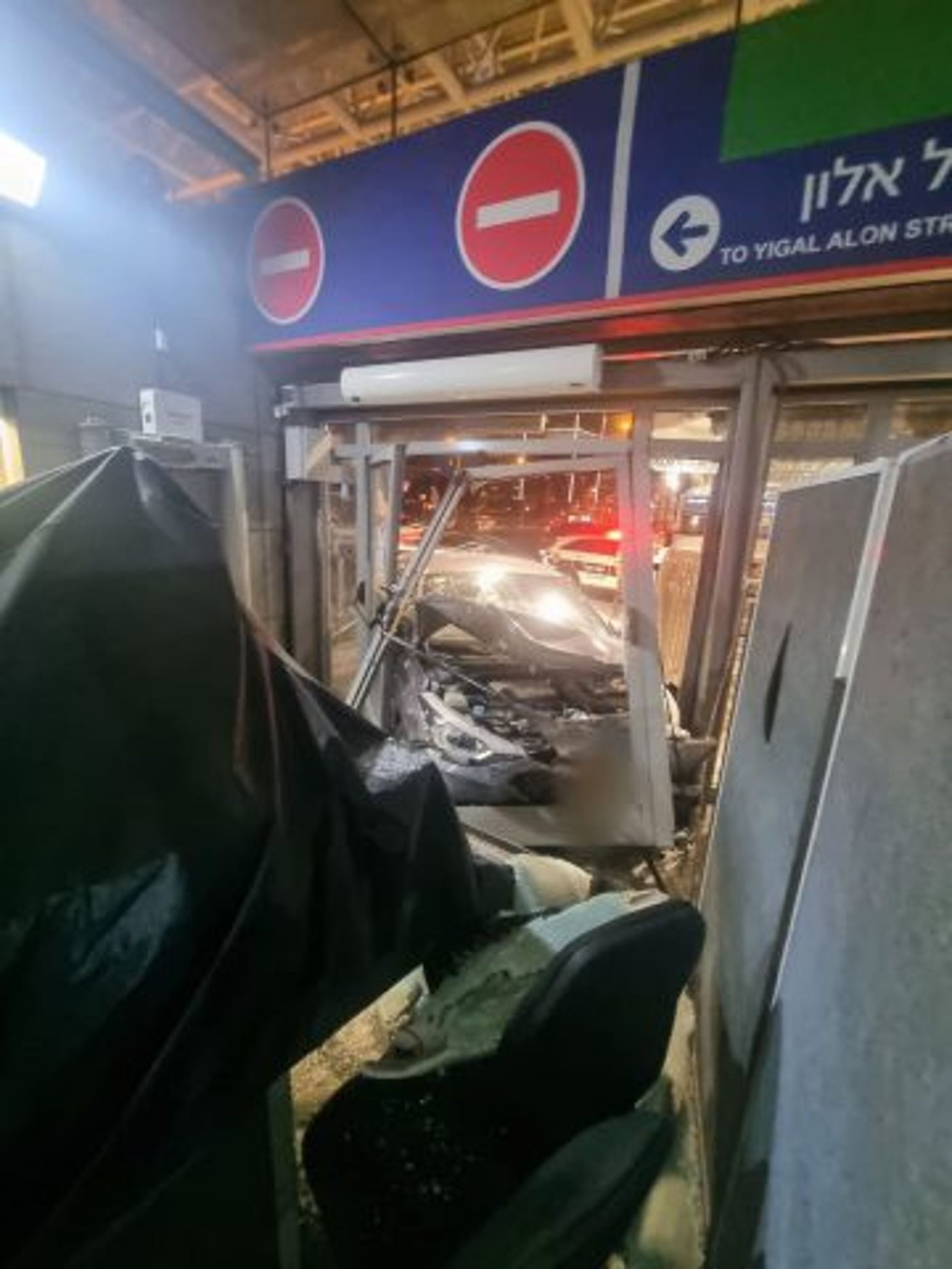 תאונה חריגה: רכב התנגש בתחנת רכבת השלום בת"א