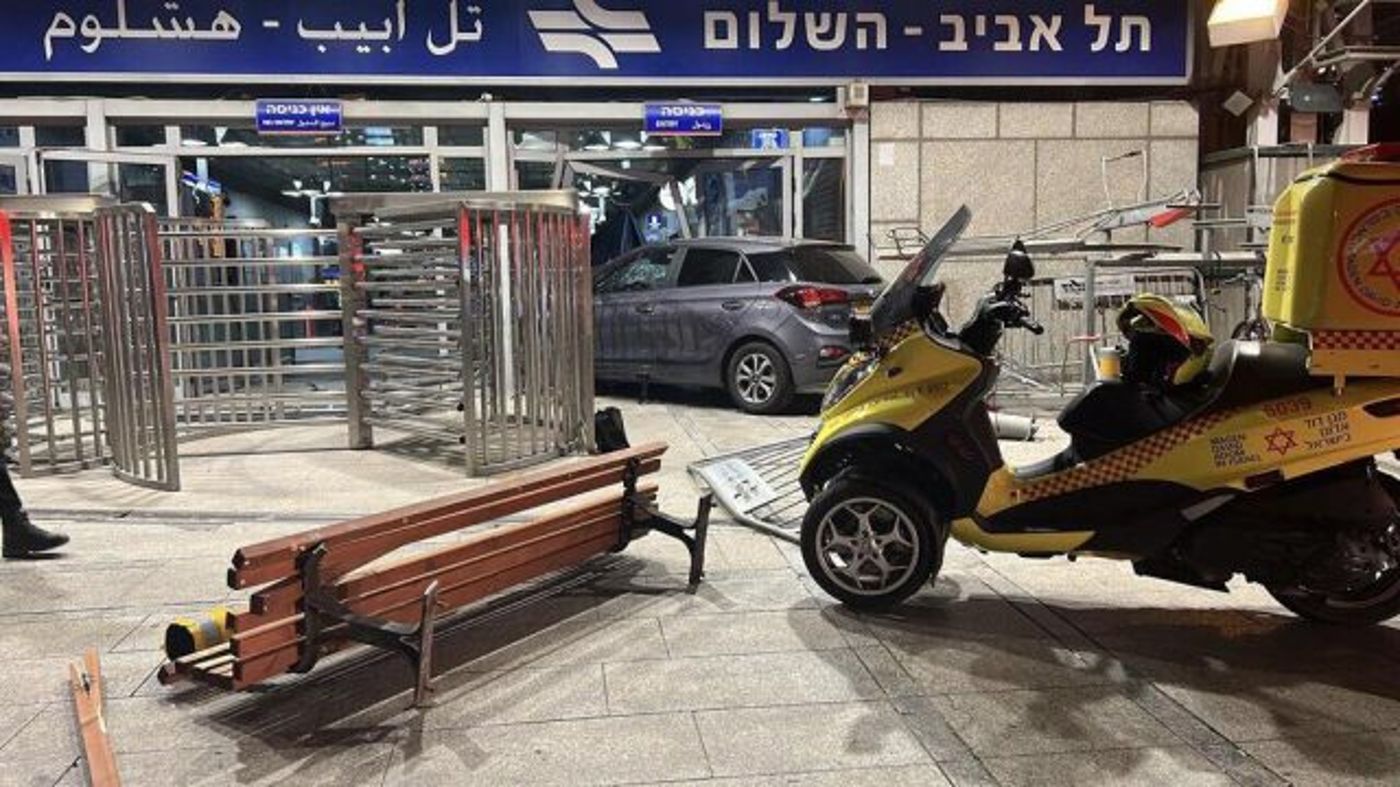 תאונה חריגה: רכב התנגש בתחנת רכבת השלום בת"א
