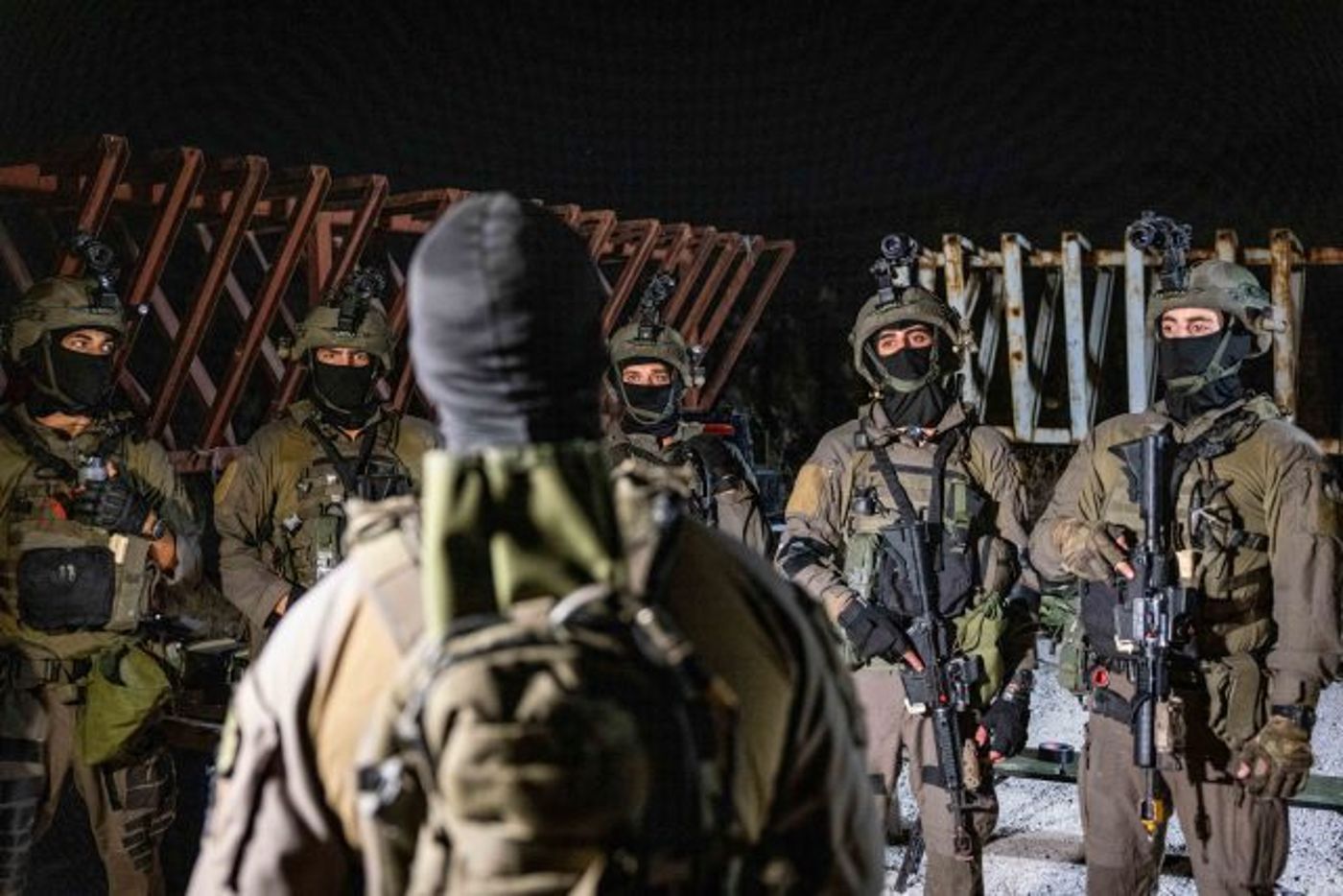 מדרון מושלג: צפו ביחידה שפורצת לבתים בתוך שניות