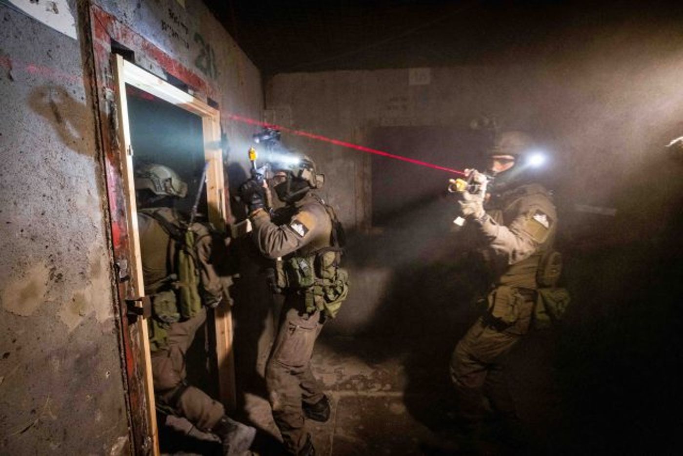 מדרון מושלג: צפו ביחידה שפורצת לבתים בתוך שניות
