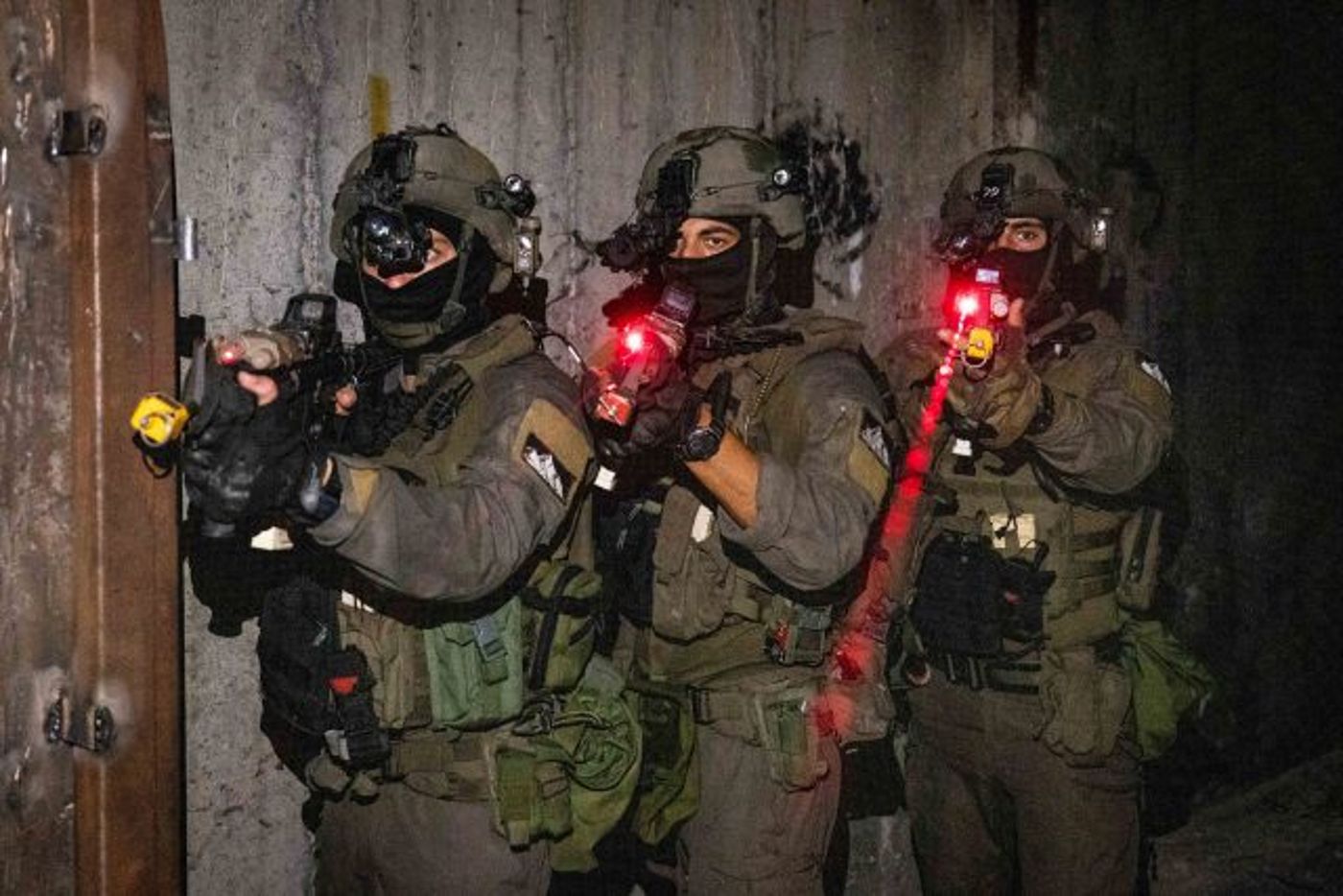 מדרון מושלג: צפו ביחידה שפורצת לבתים בתוך שניות