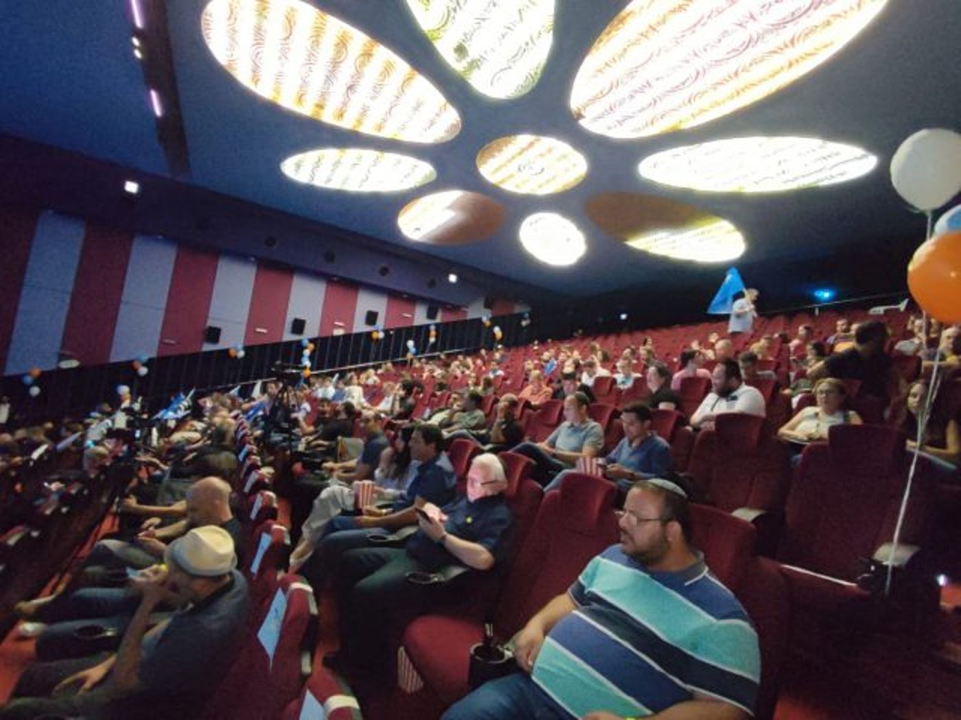 קארה מדבר מול אולם חצי מלא