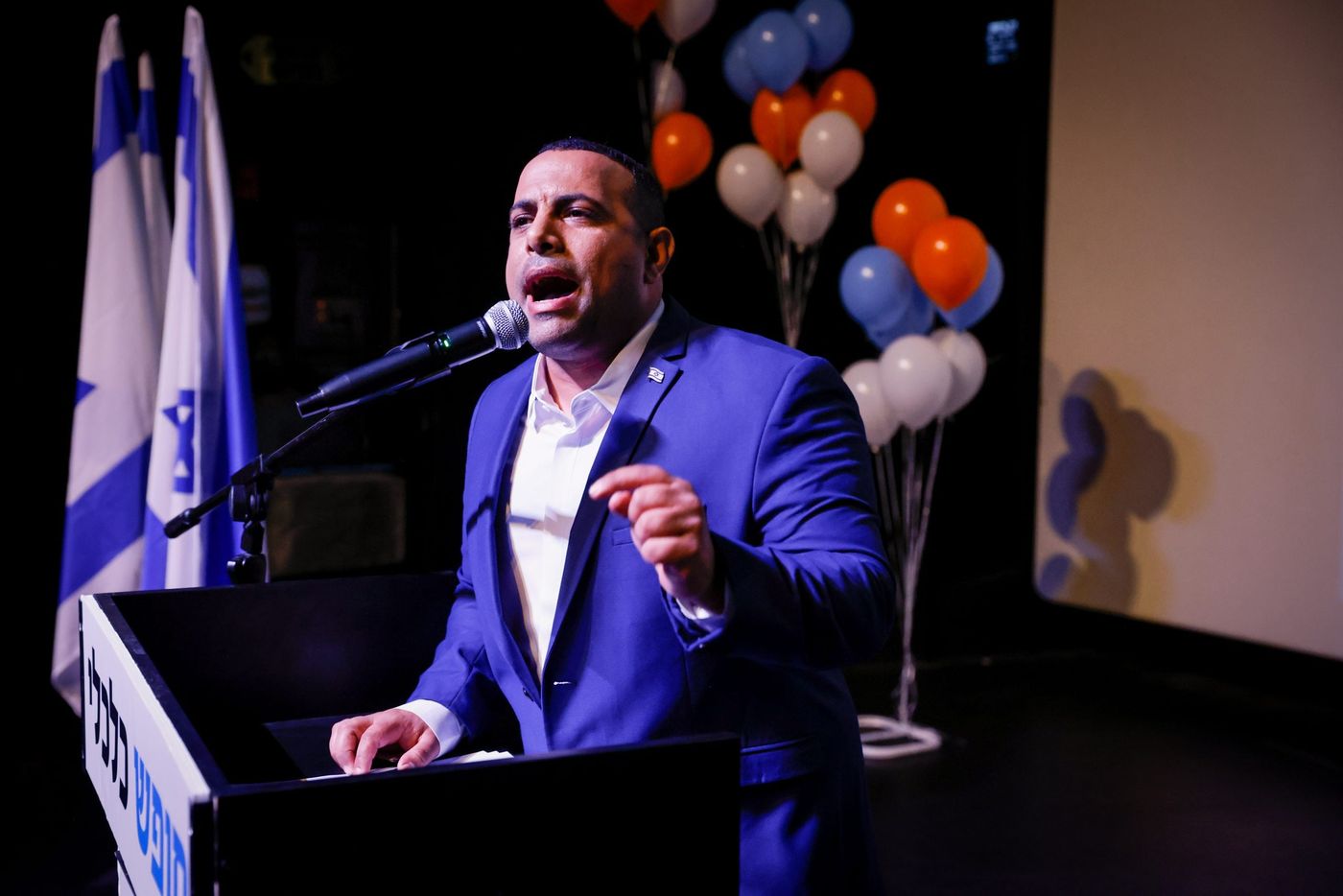 באולם קולנוע: אביר קארה השיק את המפלגה החדשה