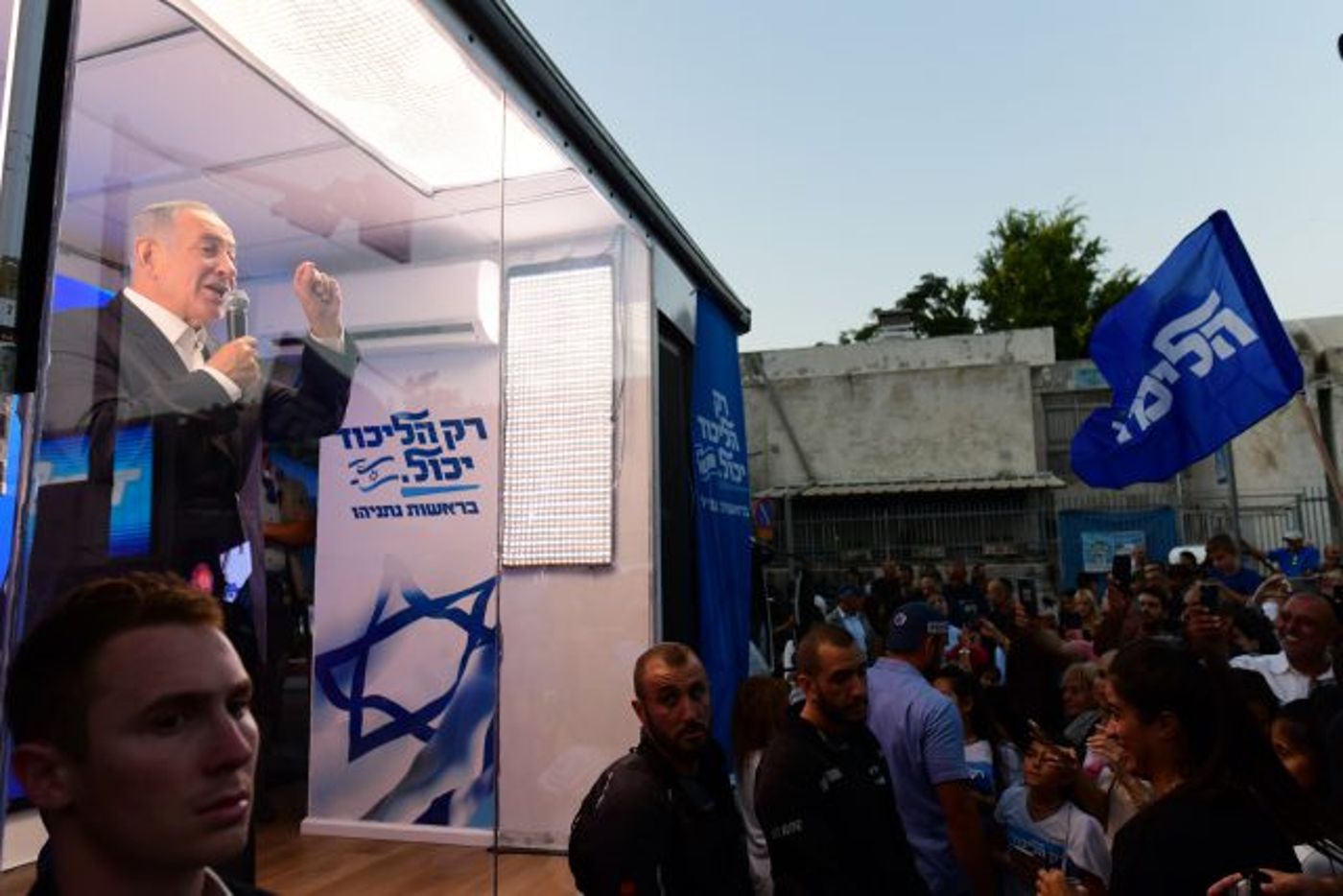 מנהיג הליכוד בנימין נתניהו ב"ביביבוס" – נואם לתומכיו בתל אביב מאחורי זכוכית משוריינת