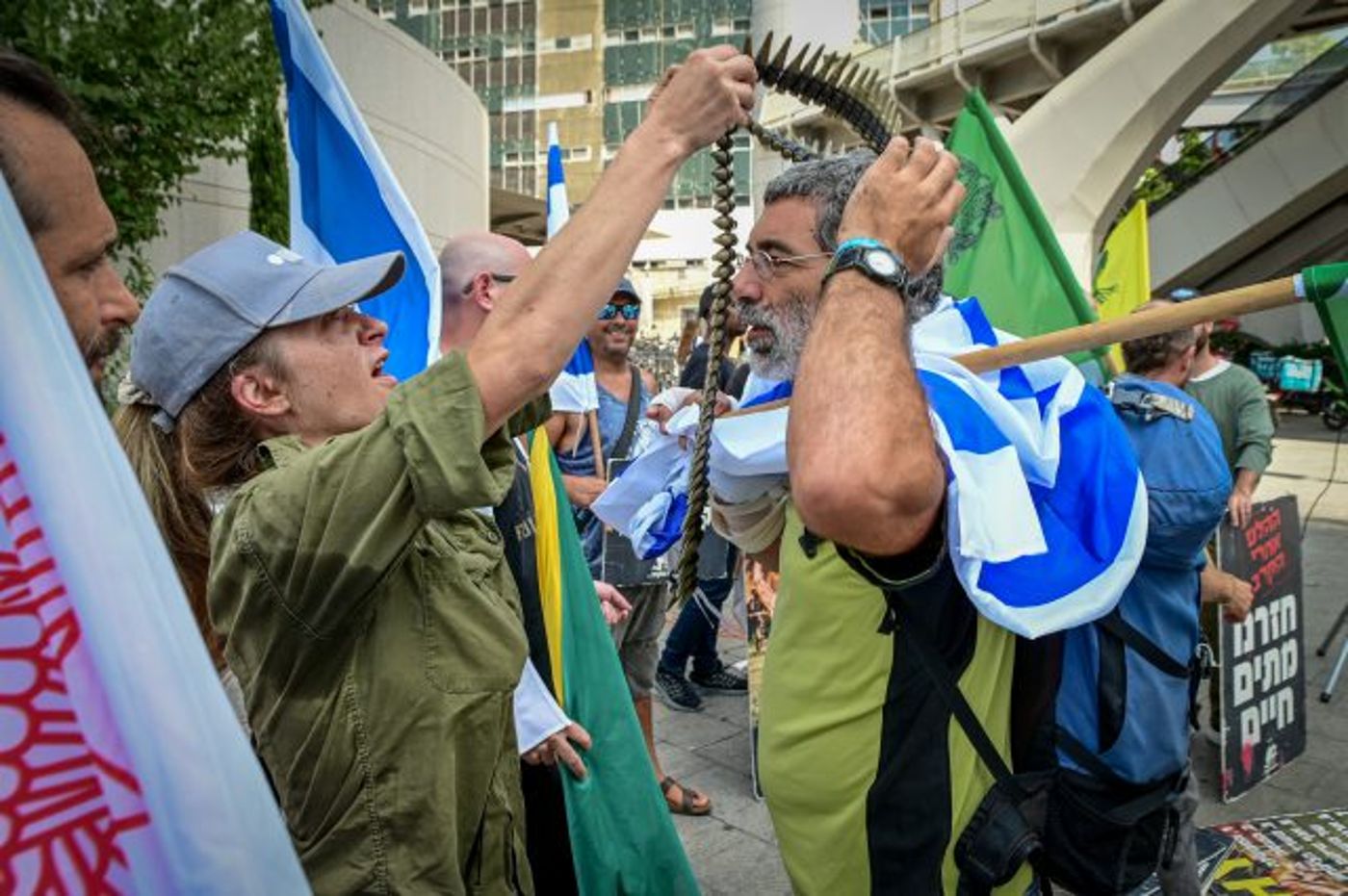 נפגעי הלם קרב ופעילים, מפגינים מחוץ לבסיס הקריה בתל אביב