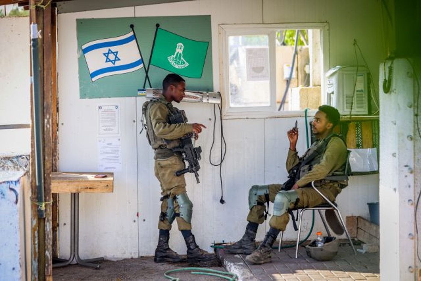 חיילים שומרים בכניסה לכפר הערבי ע'ג'ר, שממוקם בין לבנון לישראל. הכפר נפתח לישראלים לראשונה מאז נסיגת ישראל בשנת 2000 מדרום לבנון.