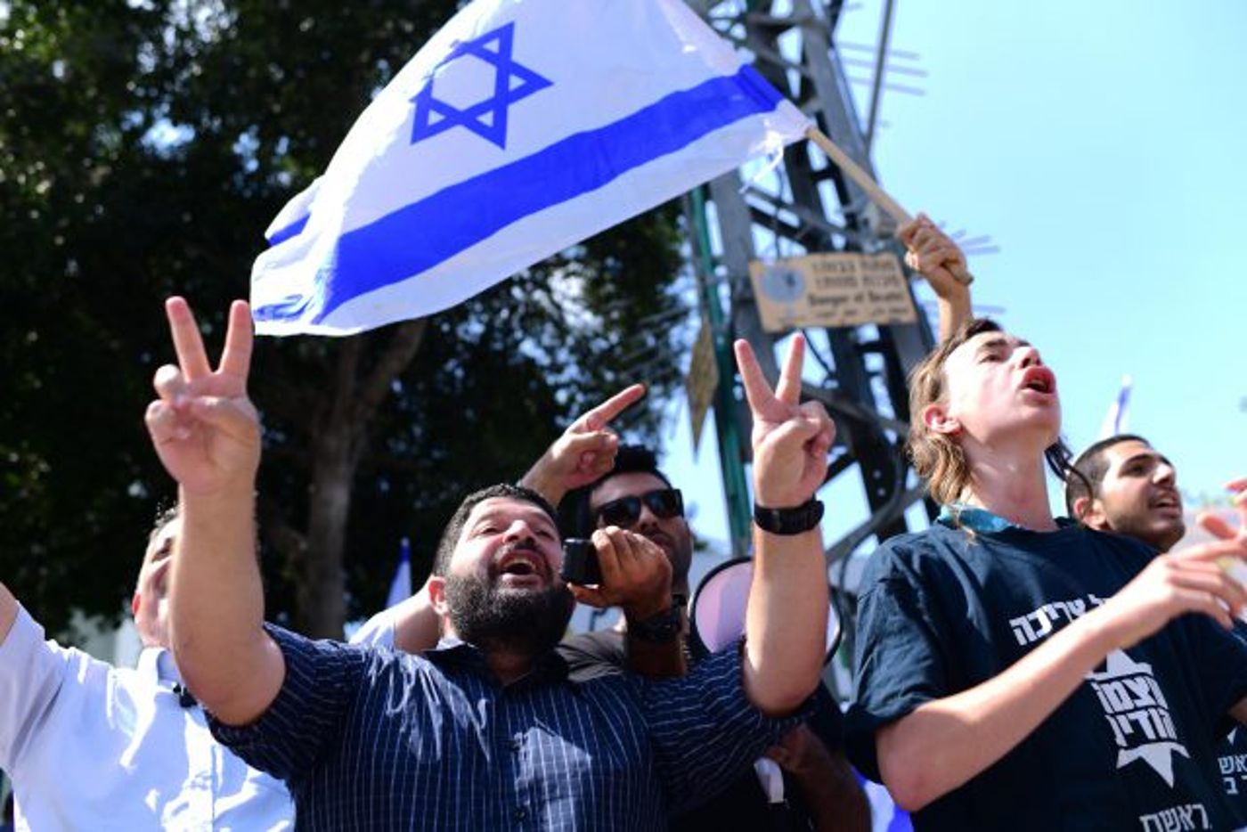 תומכי ח"כ איתמר בן גביר מחוץ לתיכון בליך ברמת גן, בזמן שהגיע להתארח במקום