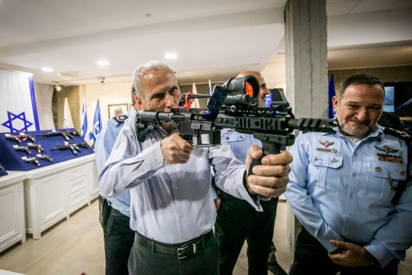 השר לביטחון פנים עומר בר-לב והמפכ"ל קובי שבתאי בתצוגת נשק בלתי חוקי לאחר פעילות נגד סוחרי נשק
