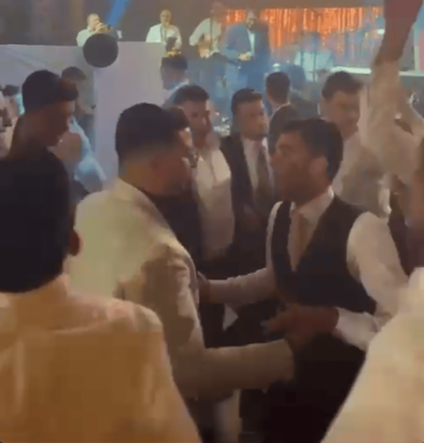 צפו: נוכל הטינדר מתקבל בחתונה לצלילי שיר חסידי