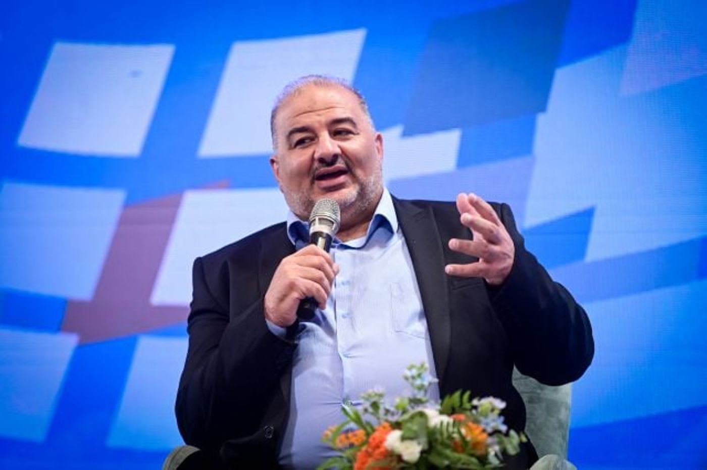 מנסור עבאס, "עשה חצי צעד"