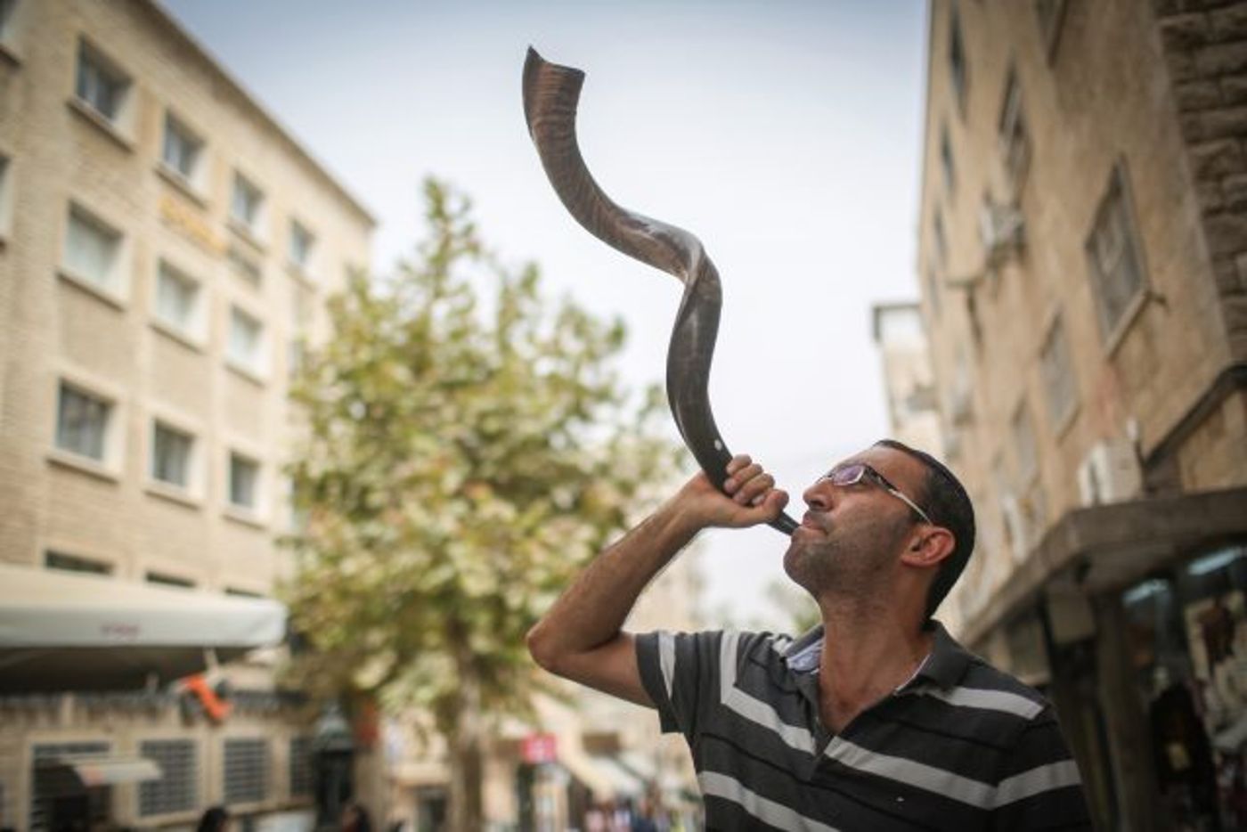 תקיעת שופר ברחוב (למצולם אין קשר לכתבה. אילוסטרציה: הדס פרוש/פלאש90)