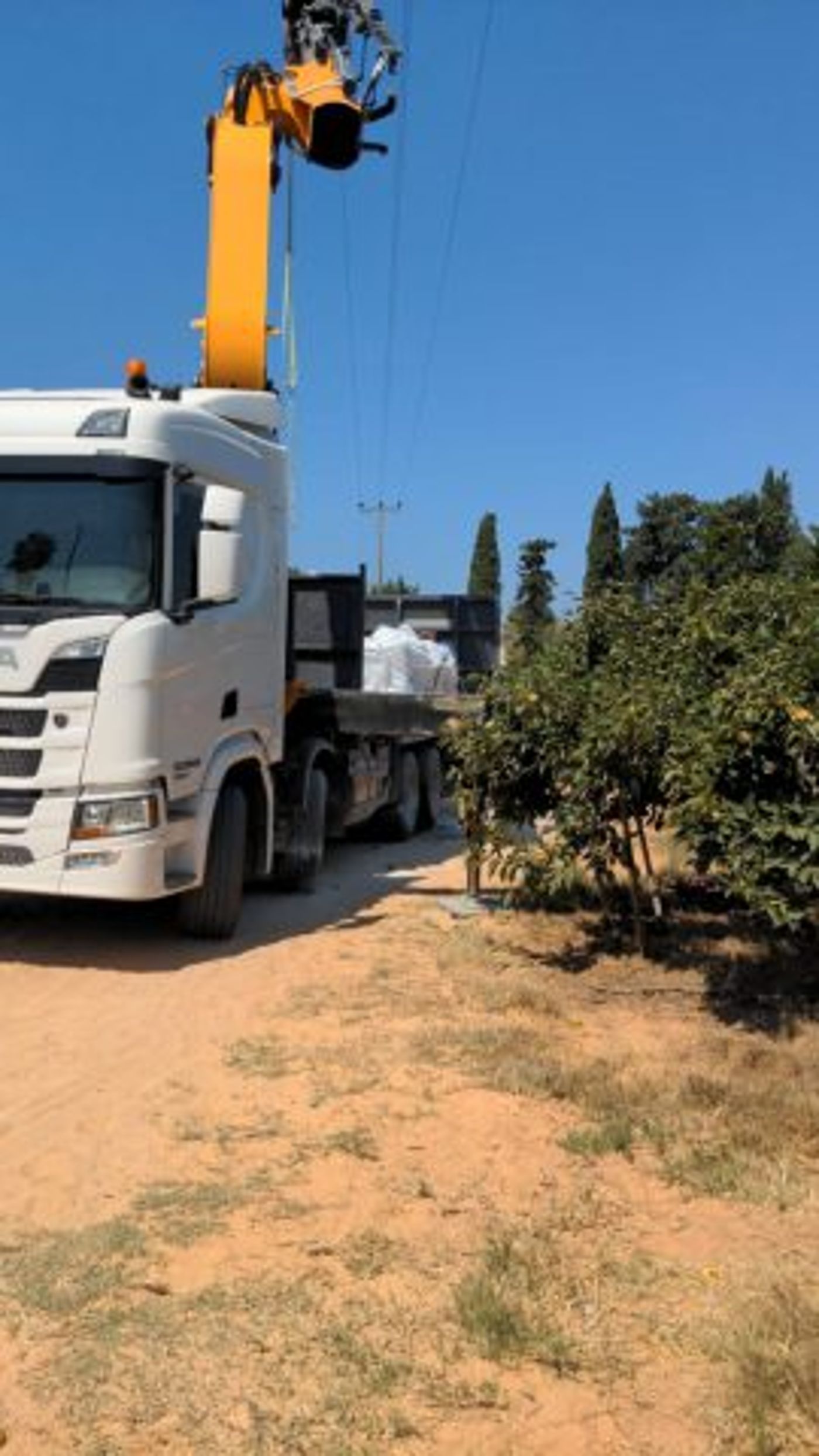 2 גברים התחשמלו למוות במהלך עבודה בשרון
