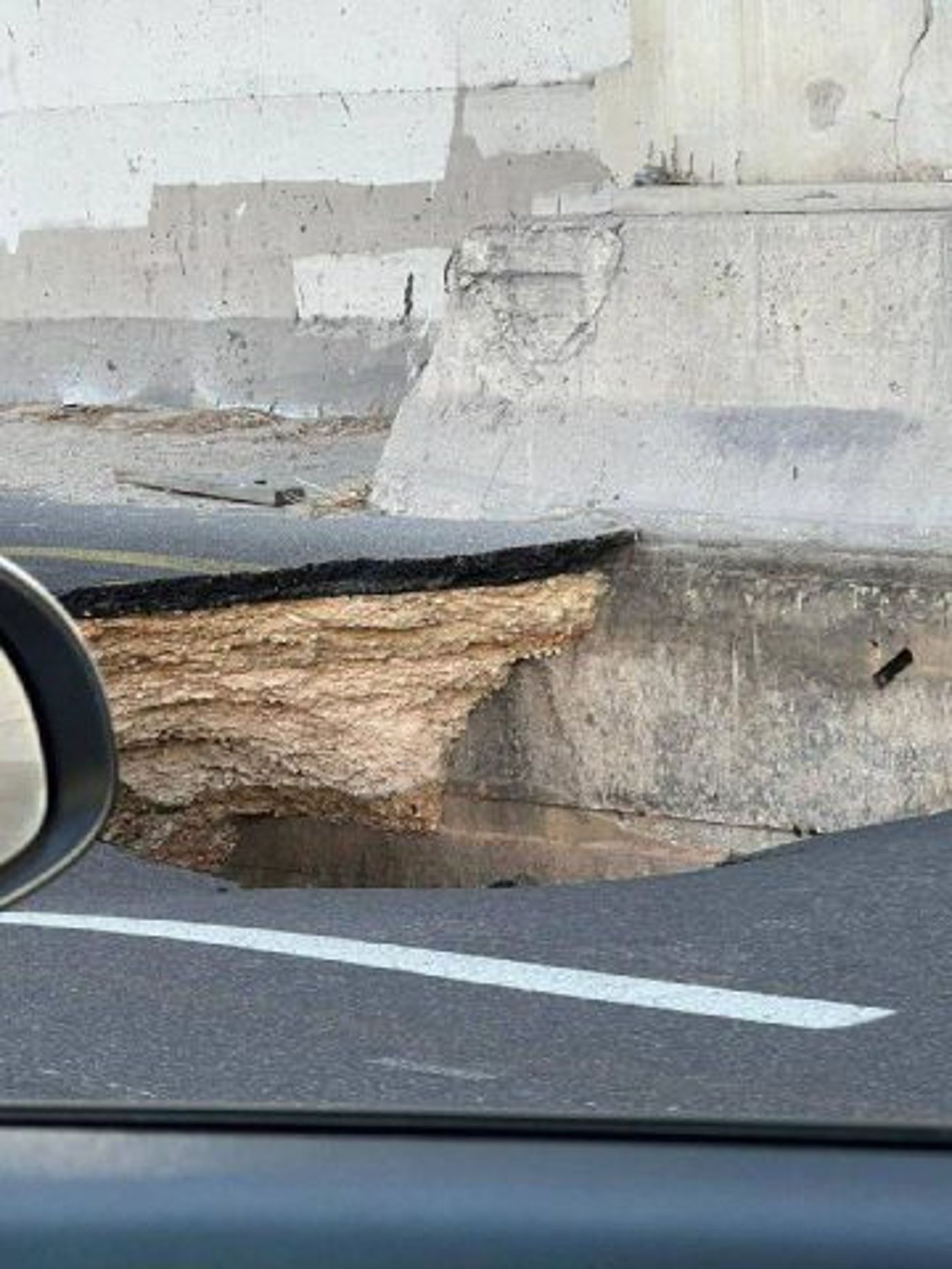 צפו: בולען נפער בלב תל אביב; הכביש עדיין חסום