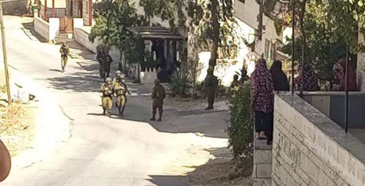 כוחות צה"ל סמוך לביתו של הילד (מתוך הרשתות הערביות)