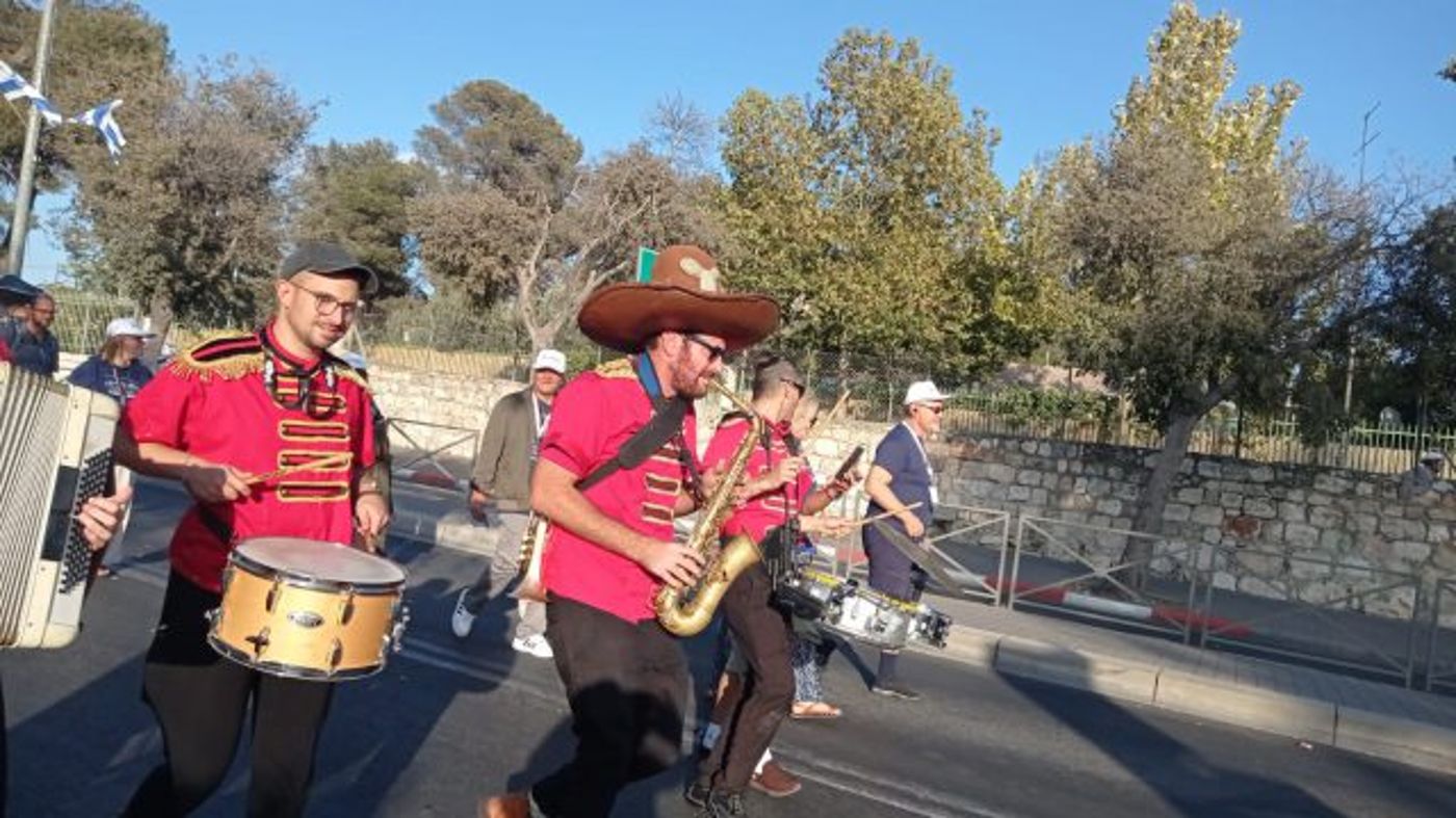כלות קוריאניות וחסידי חב"ד: המיטב מצעדת ירושלים