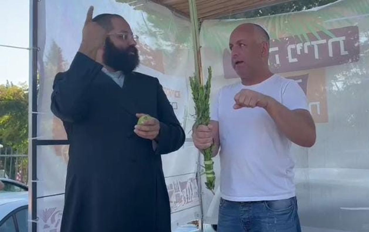 הרב יהושע סודקוף בנטילת לולב בשפת הסימנים (ללא קרדיט)
