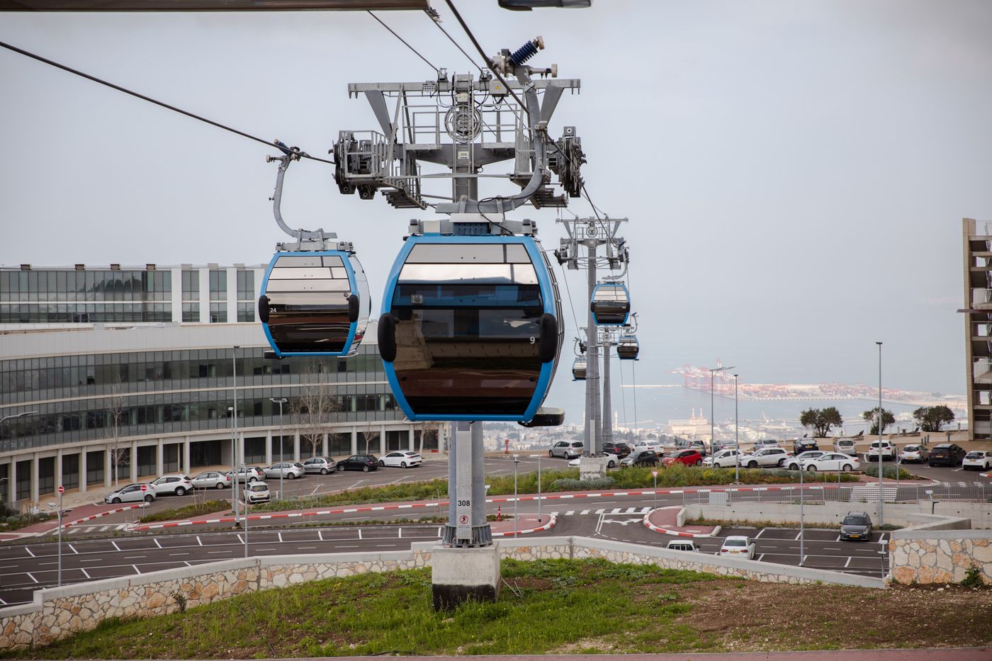 בהלה באוויר: עשרות נוסעים נתקעו ברכבלית בחיפה