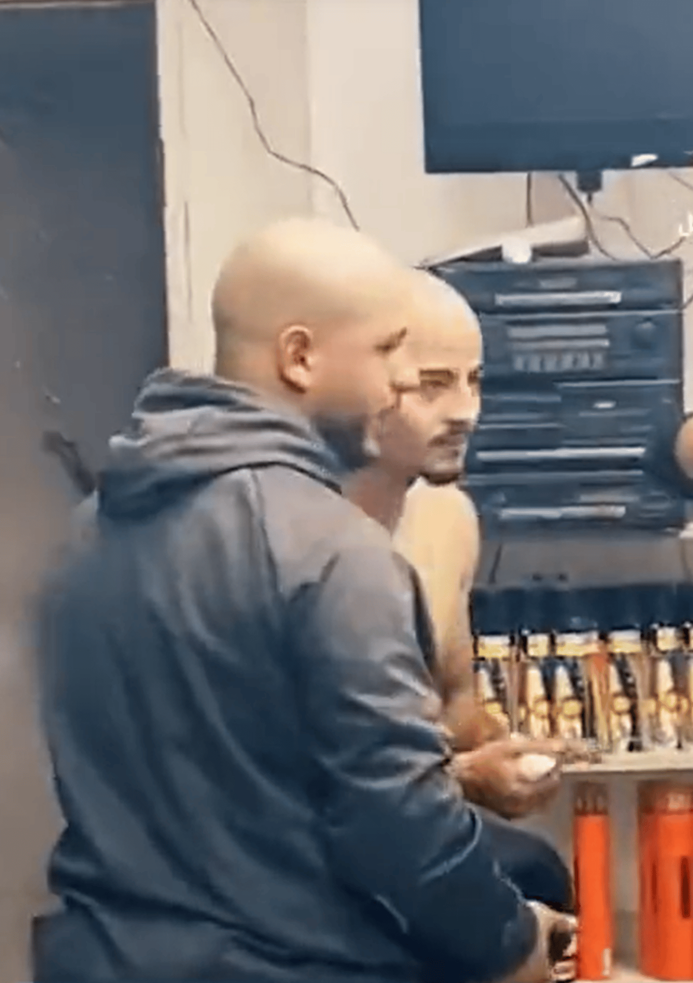 צפו: צעירים מגלחים את ראשם כדי להגן על המחבל