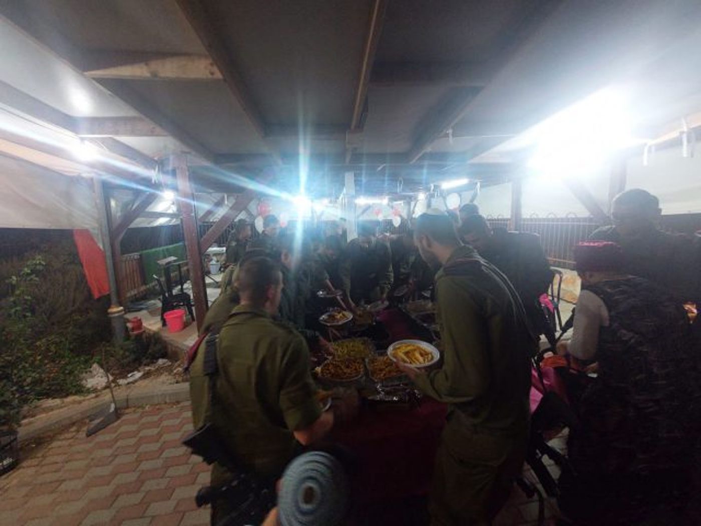 תושבי בית אל פינקו את הלוחמים שחיסלו מחבל
