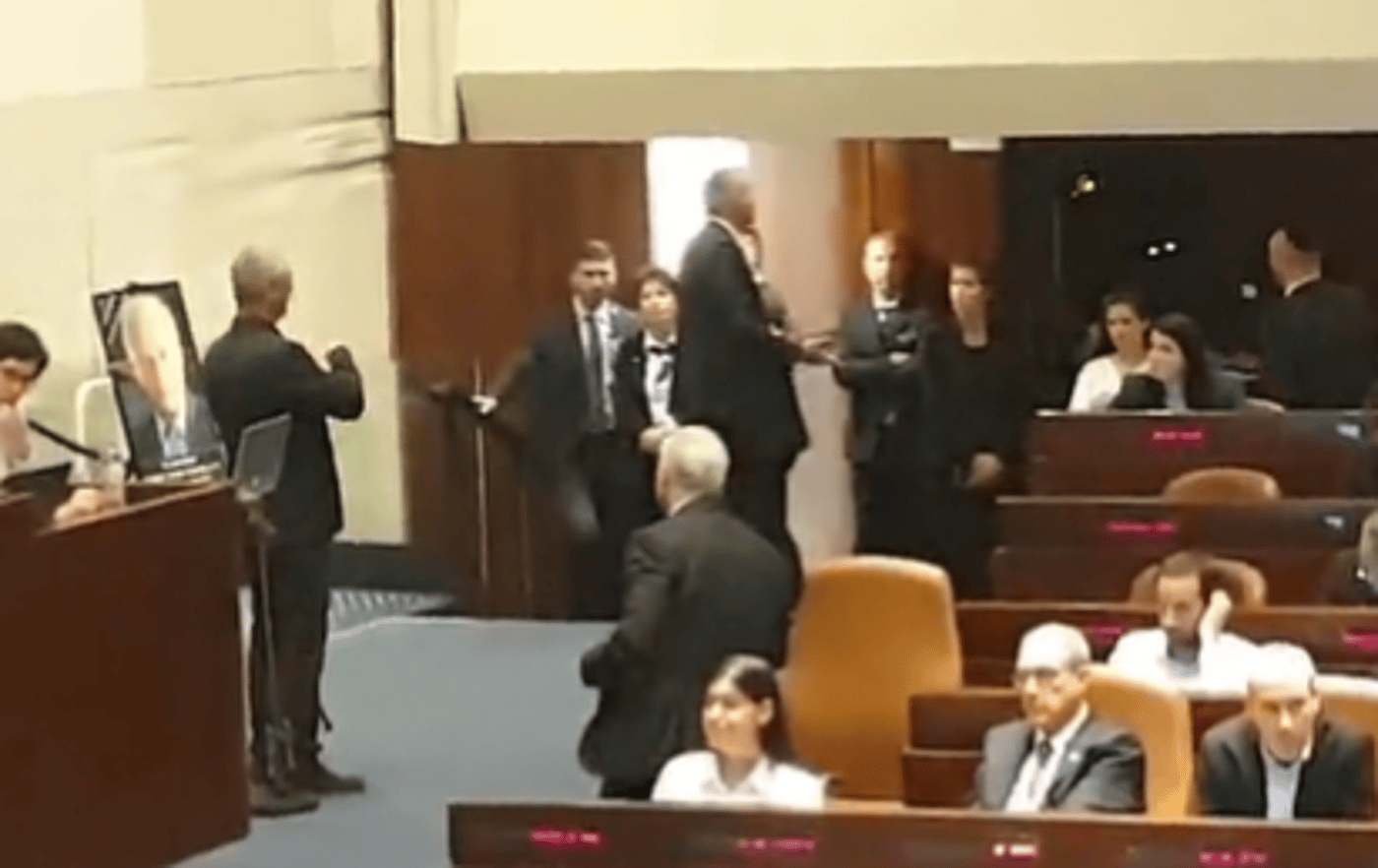 גודל הקרע | צפו: מיכאלי עלתה לנאום; לפיד נטש