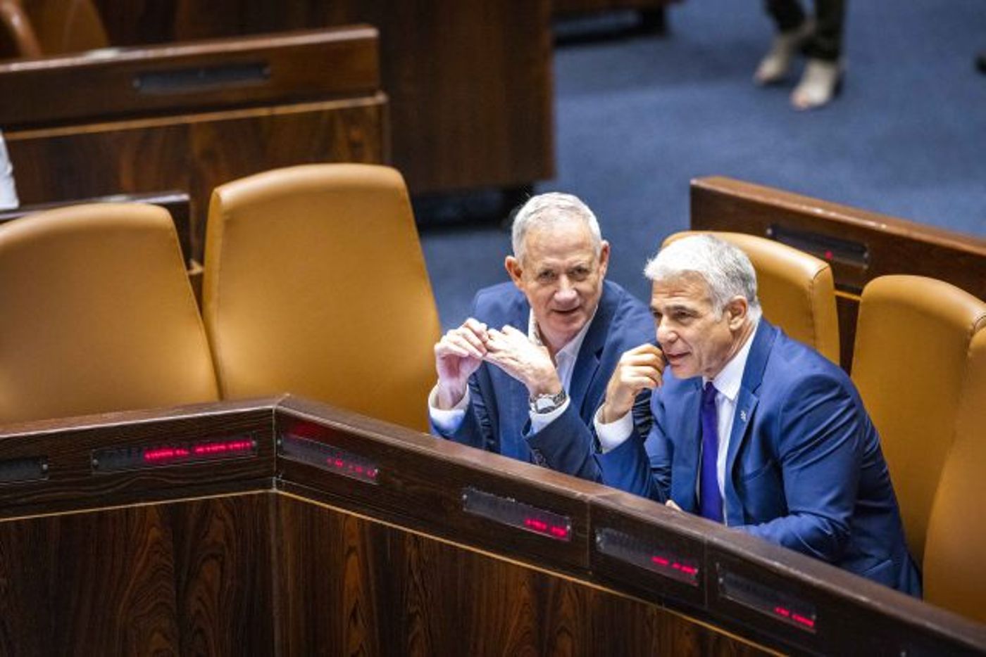 לפיד על כס ראש הממשלה