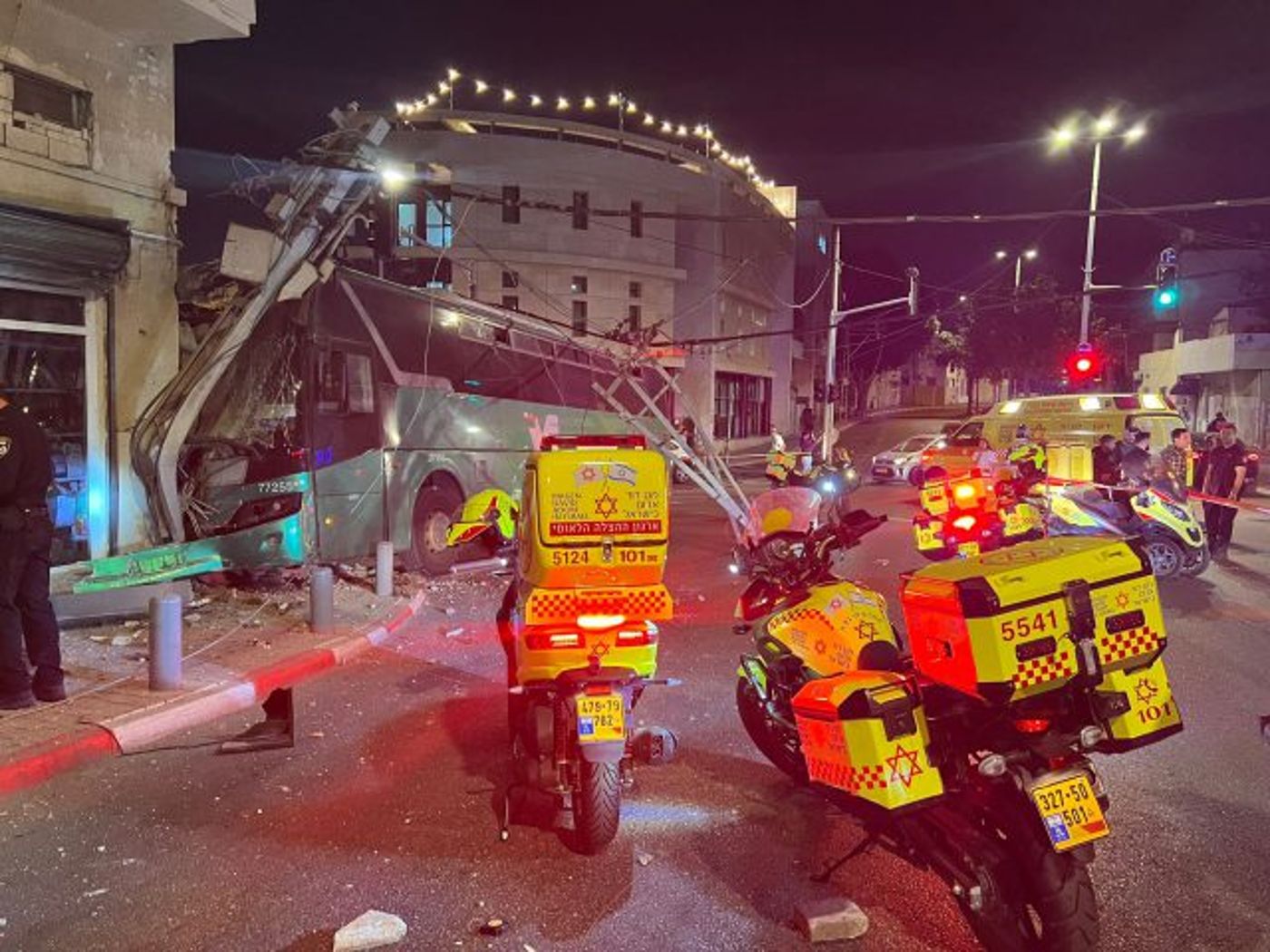 תאונה נוספת: אוטובוס התנגש בבניין בתל אביב