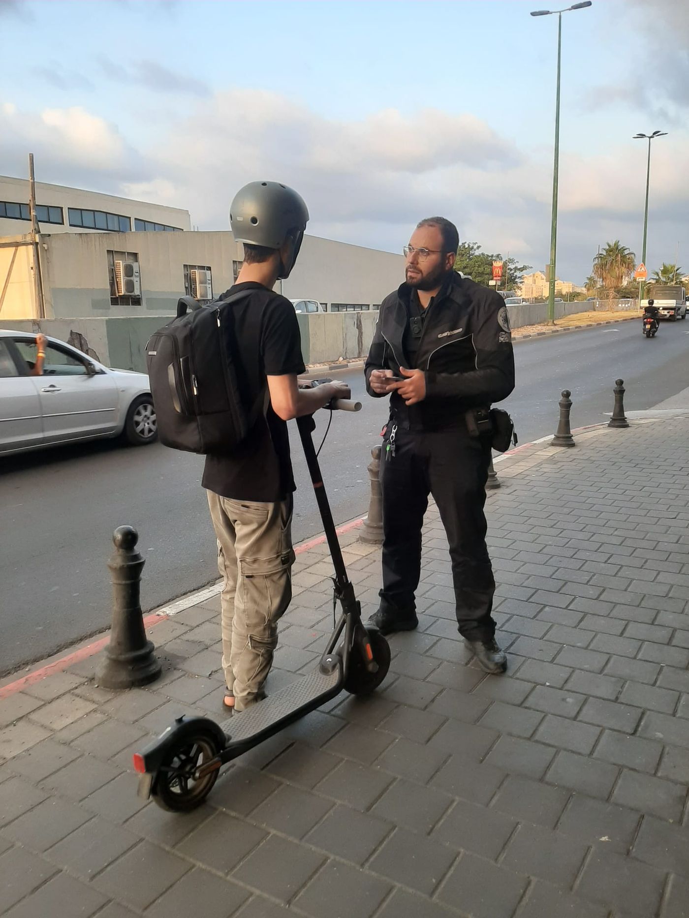 עיריית תל אביב נגד רוכבי הקורקינטים על המדרכה