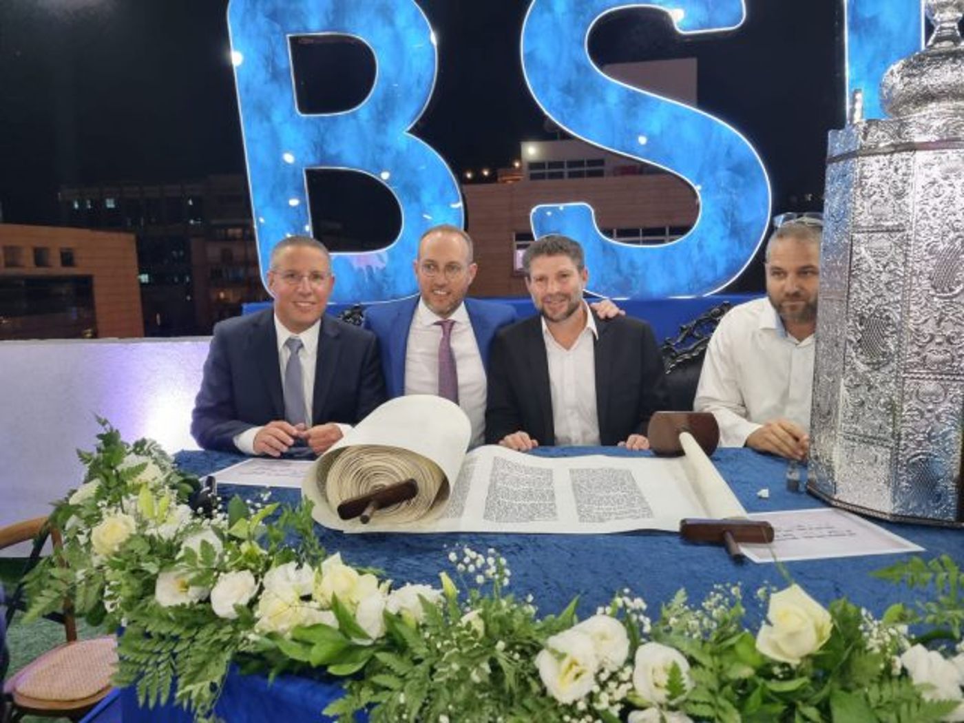 במעמד בכירי המגזר: הכנסת ספר תורה למשרד הפרסום