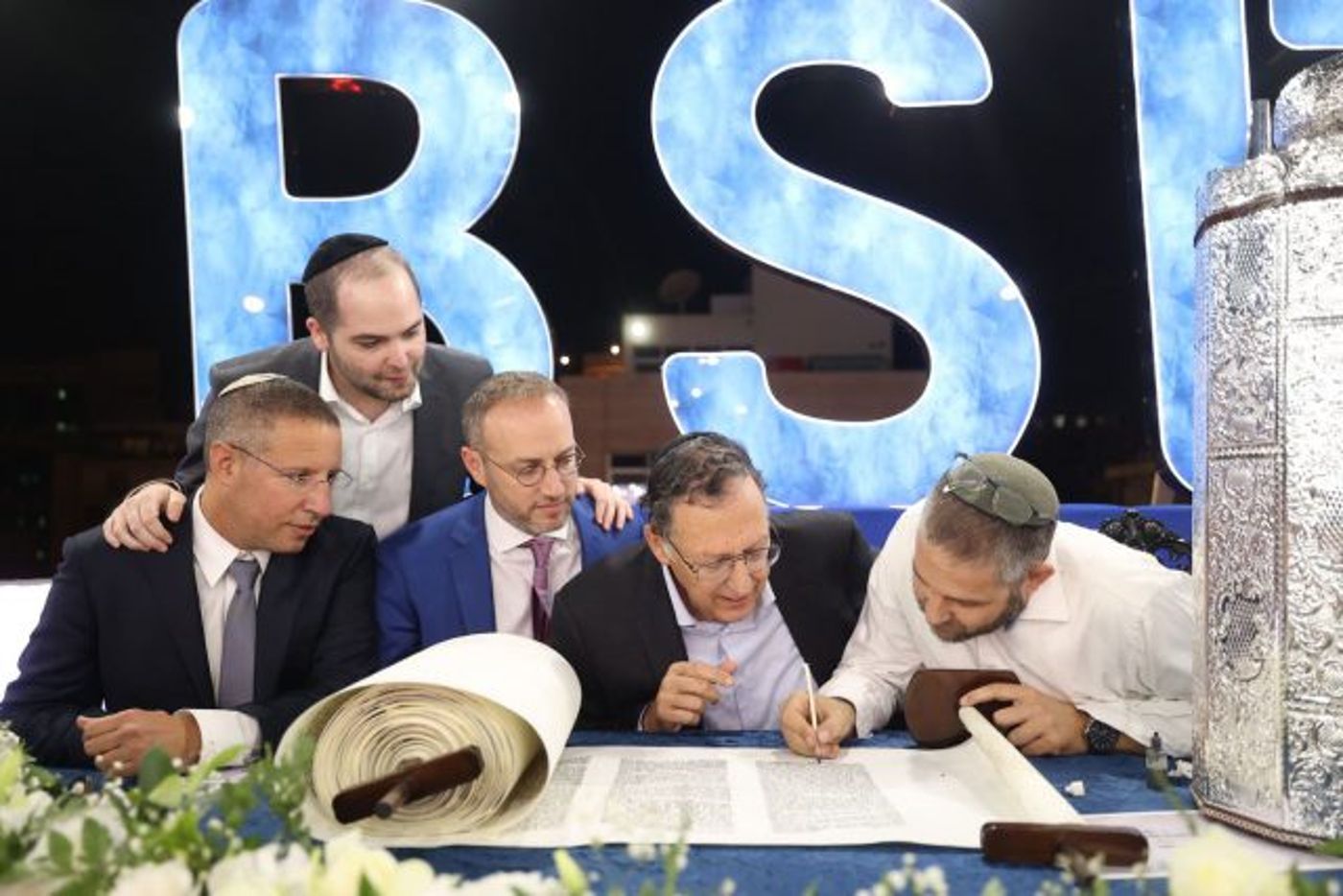 במעמד בכירי המגזר: הכנסת ספר תורה למשרד הפרסום