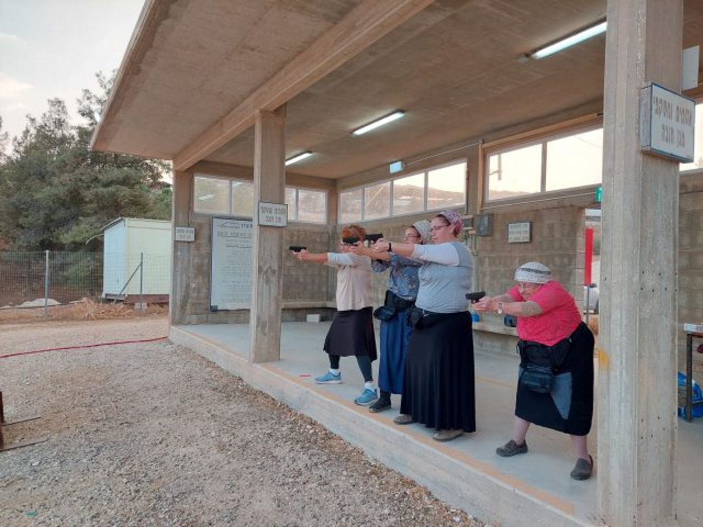 אימוני ירי באקדח גם לנשים (באדיבות רינה אריאל)