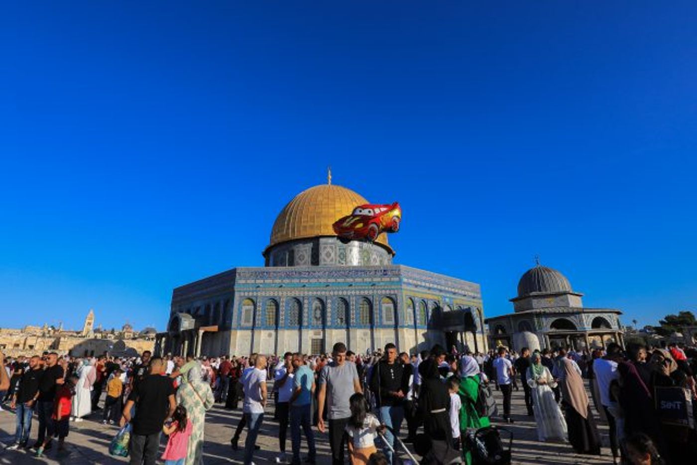 מבקרים במסגד אל אקצא