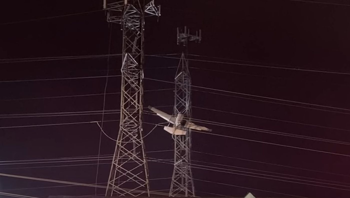 נותרו בחושך: מטוס התרסק לתוך קווי חשמל בארה"ב