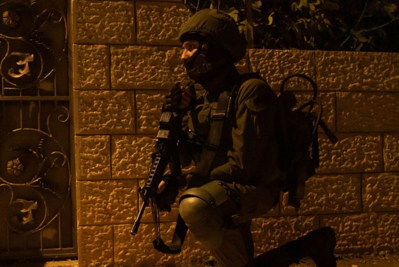 16 מבוקשים נעצרו ביו"ש, סכין ואקדח הוחרמו • תיעוד