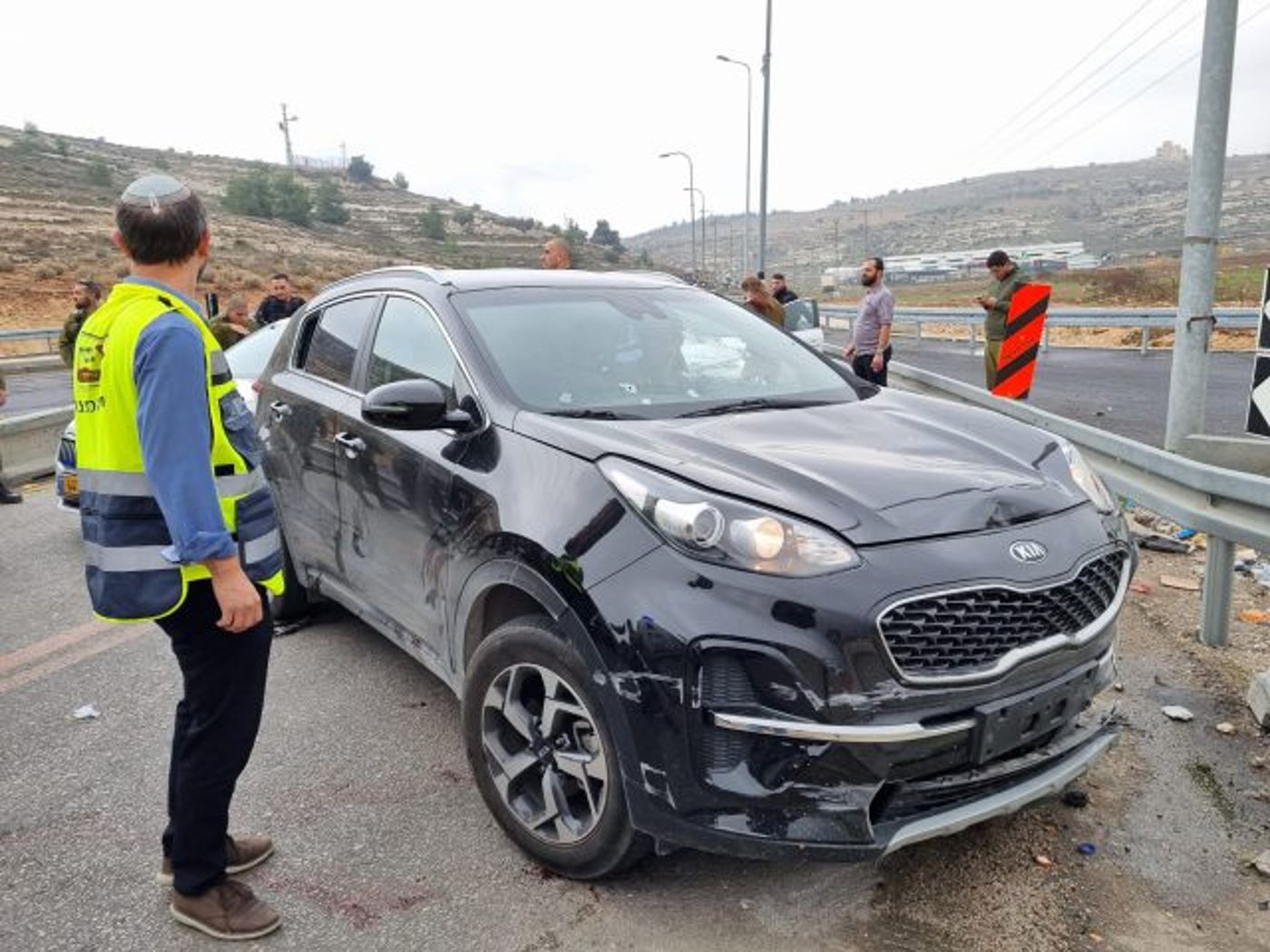 רכב המחבל ולידו ראש מועצת בנימין ישראל גנץ (דוברות בנימין)