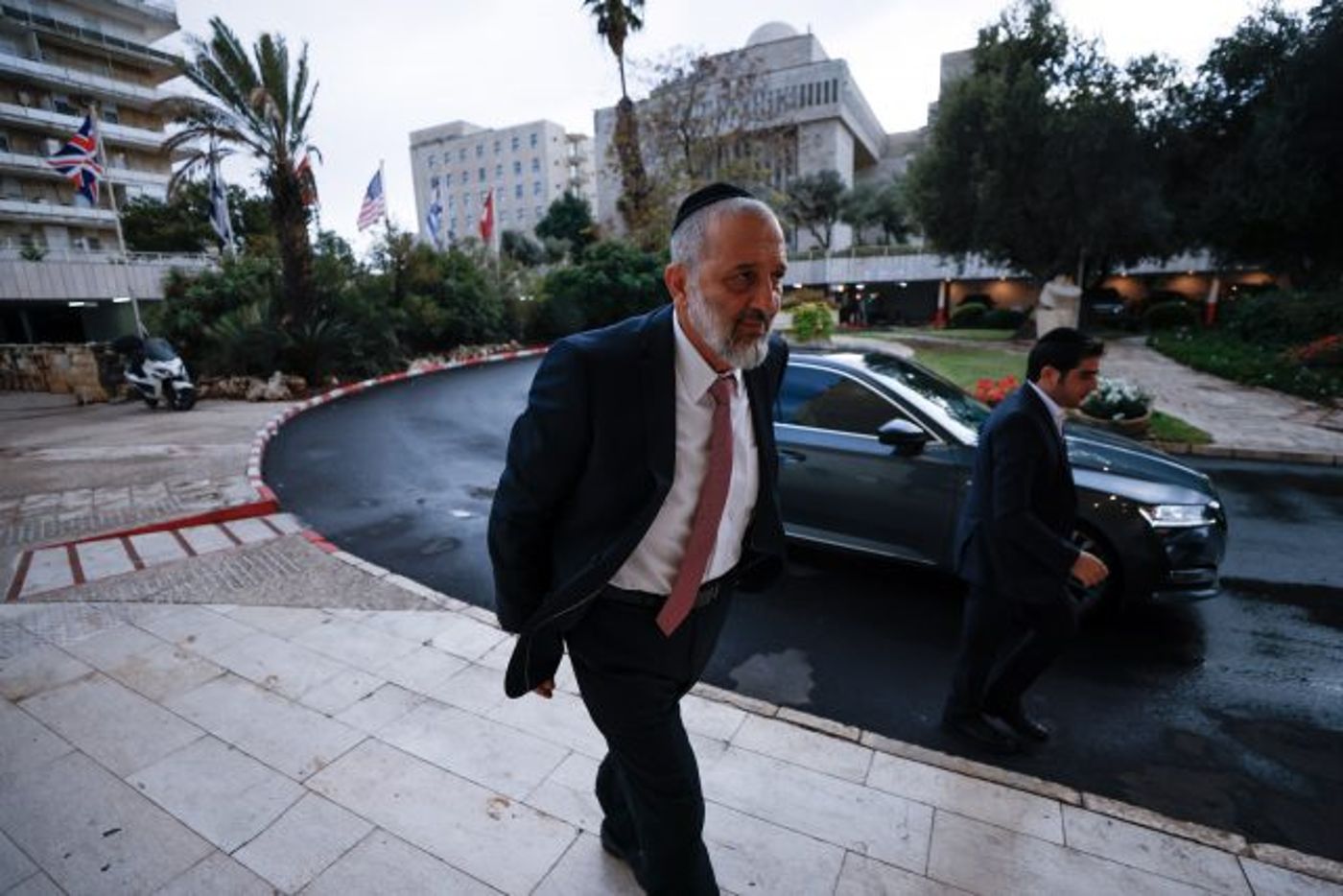 ילדים עומדים בתור ללחם והם עסוקים בשררה