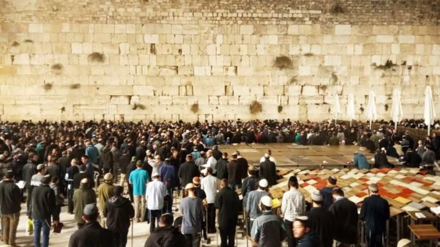 צפו: תפילת המונים בכותל לרפואת הרב שטרנברג