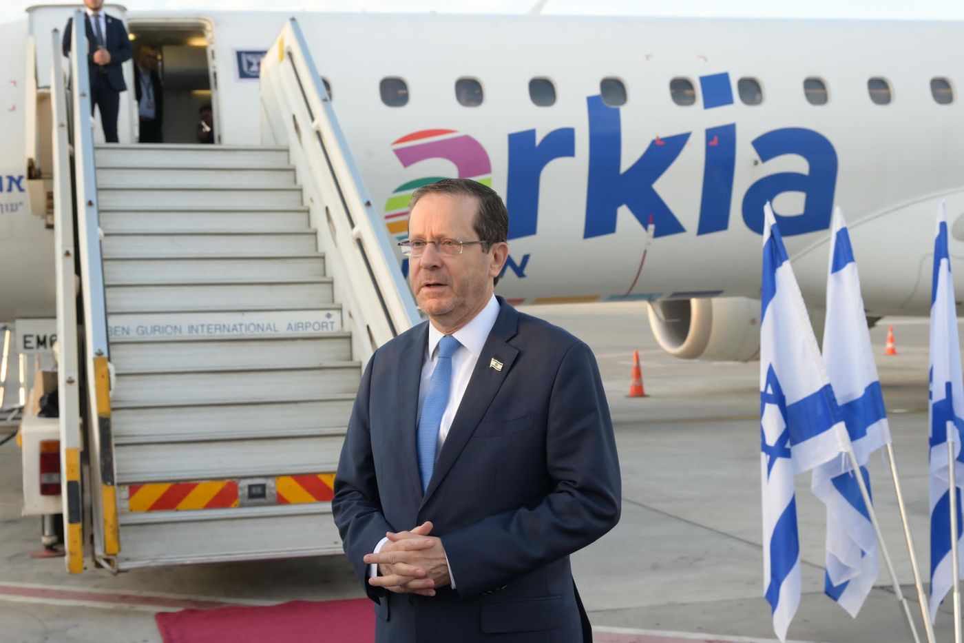 "עוד צעד היסטורי": הרצוג המריא לביקור בבחריין