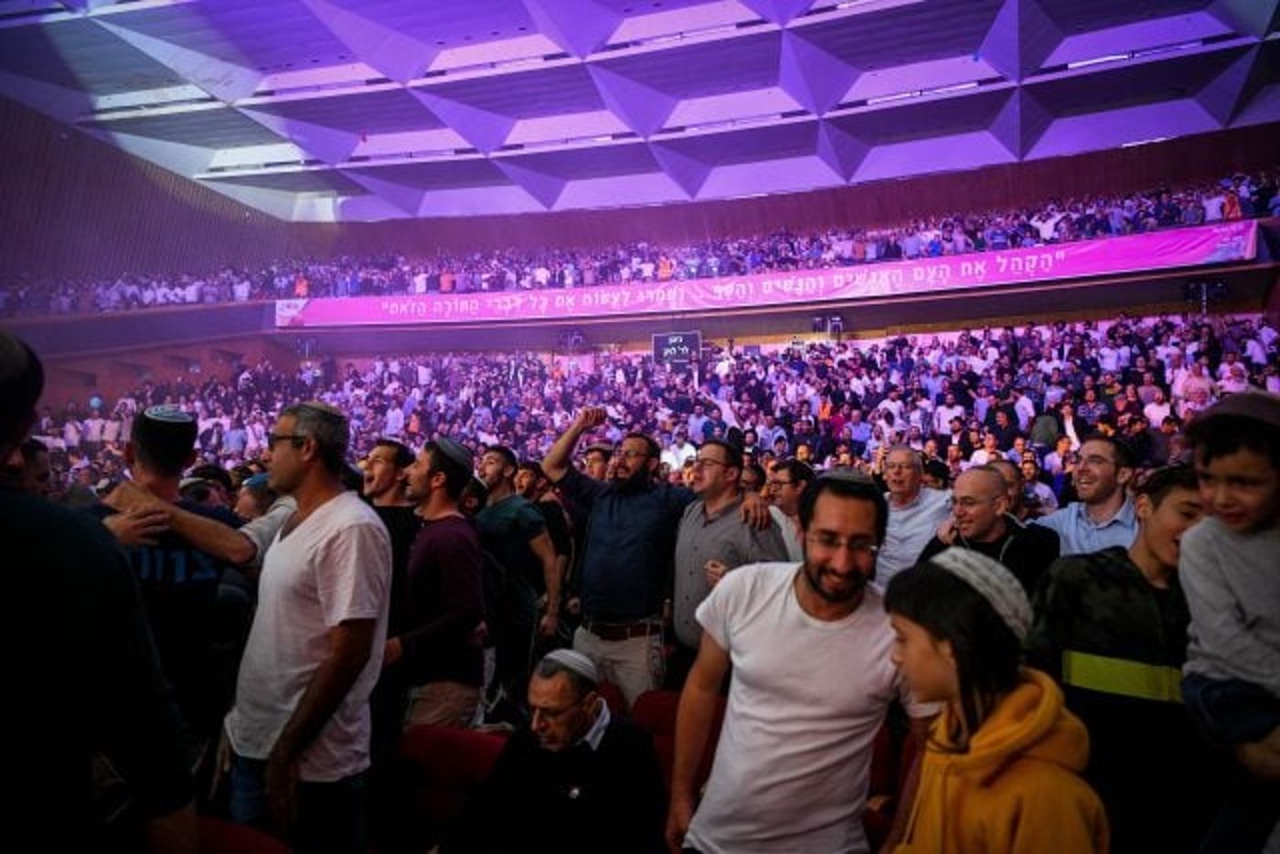 משתתפים באירוע של חסידי חב"ד בבנייני האומה
