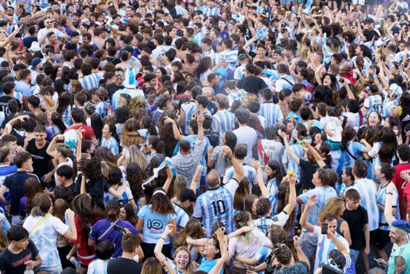 אוהדי ארגנטינה חוגגים בבואנוס איירס. ארכיון
