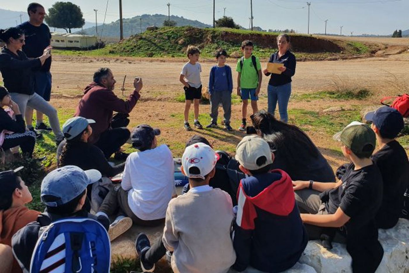 ילדי הכיתה במעמד חלוקת התעודות יחד עם ד"ר עינת עמבר-ערמון, ההורים והמורה שלומית אלימור.(שקד כהן)