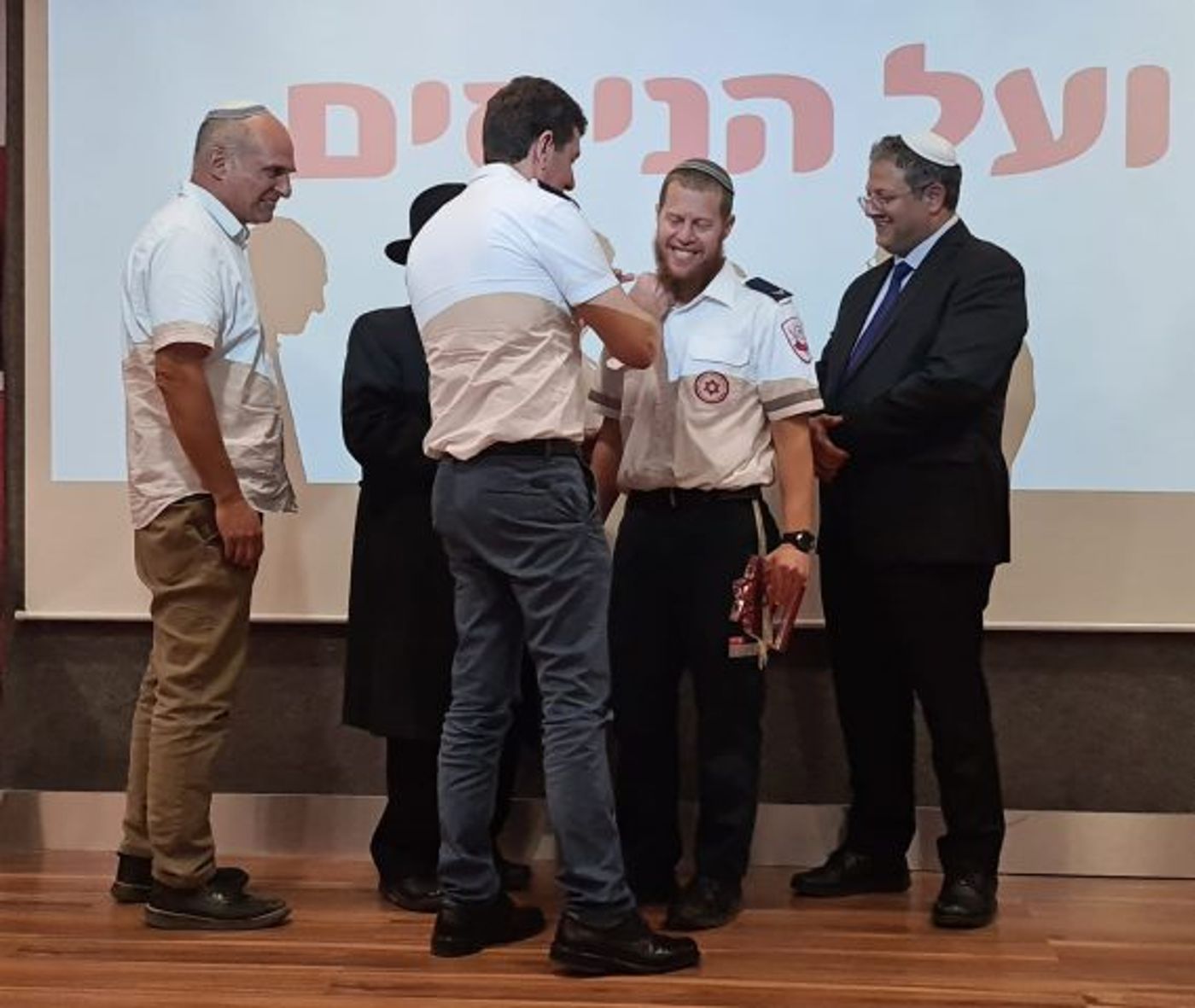 "אתם הניסים שלנו": האות שקיבל עופר אוחנה
