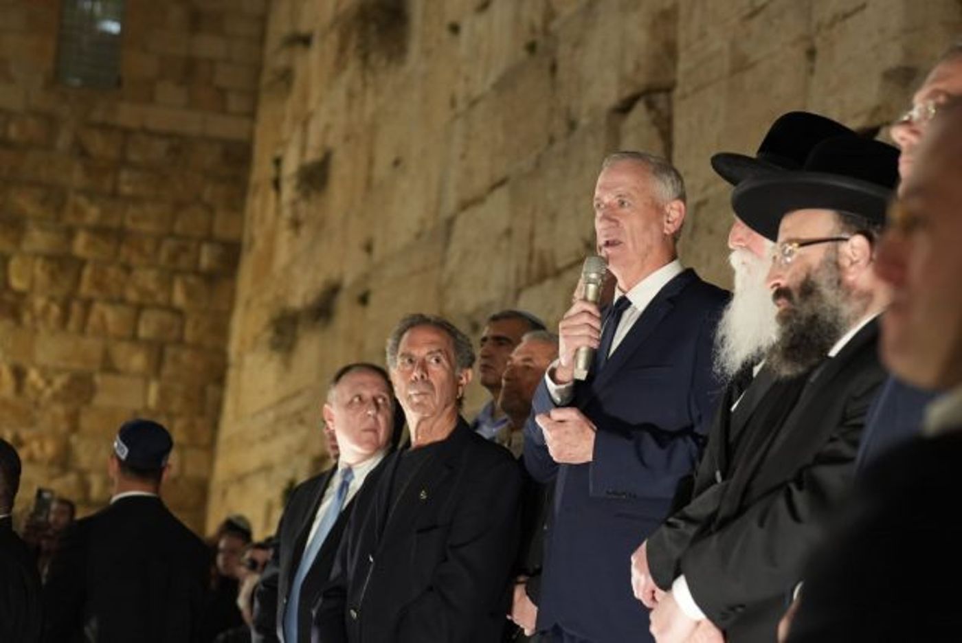 צפו: גנץ הותקף בסיום טקס הדלקת נרות בכותל