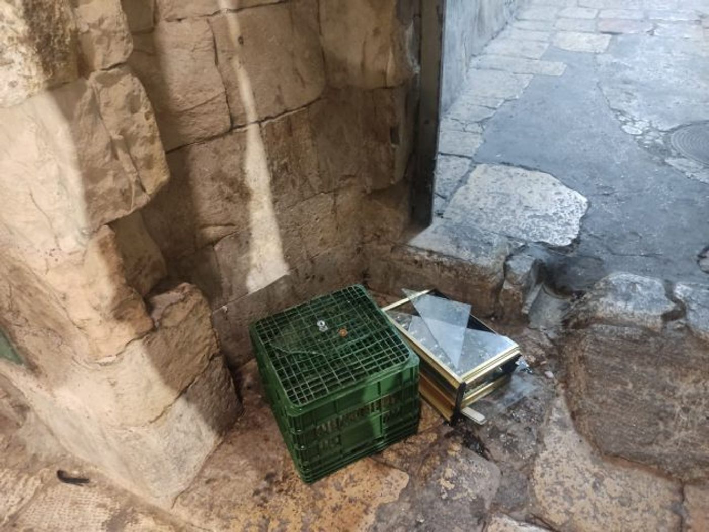 החנוכייה המנופצת בישיבת עטרת כהנים