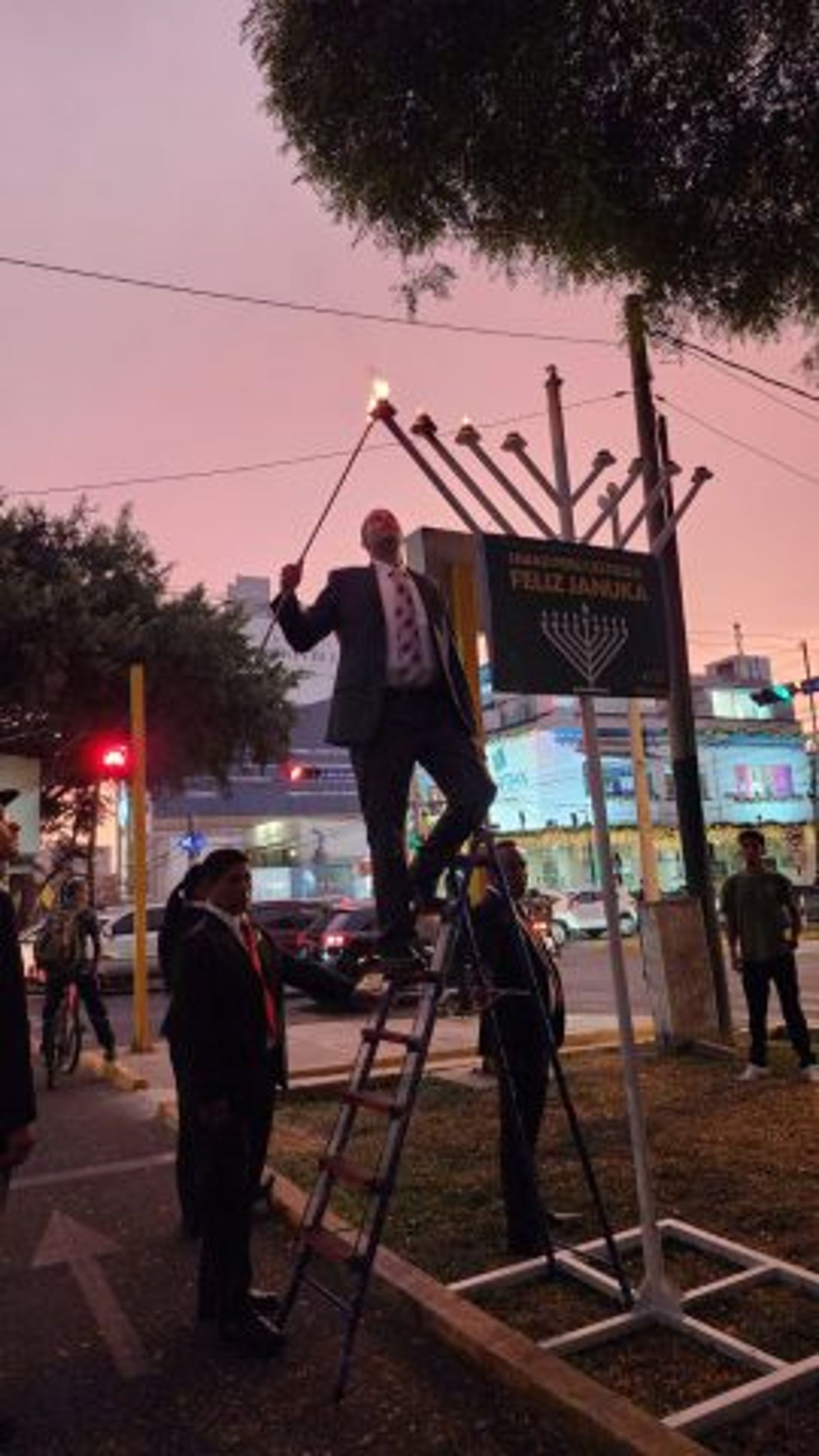 בצל המהומות בפרו: הדלקת נרות חנוכה המונית בלימה