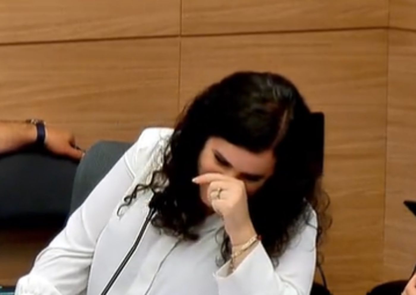 צפו: הח"כית נקרעת מצחוק ולא מצליחה לעצור