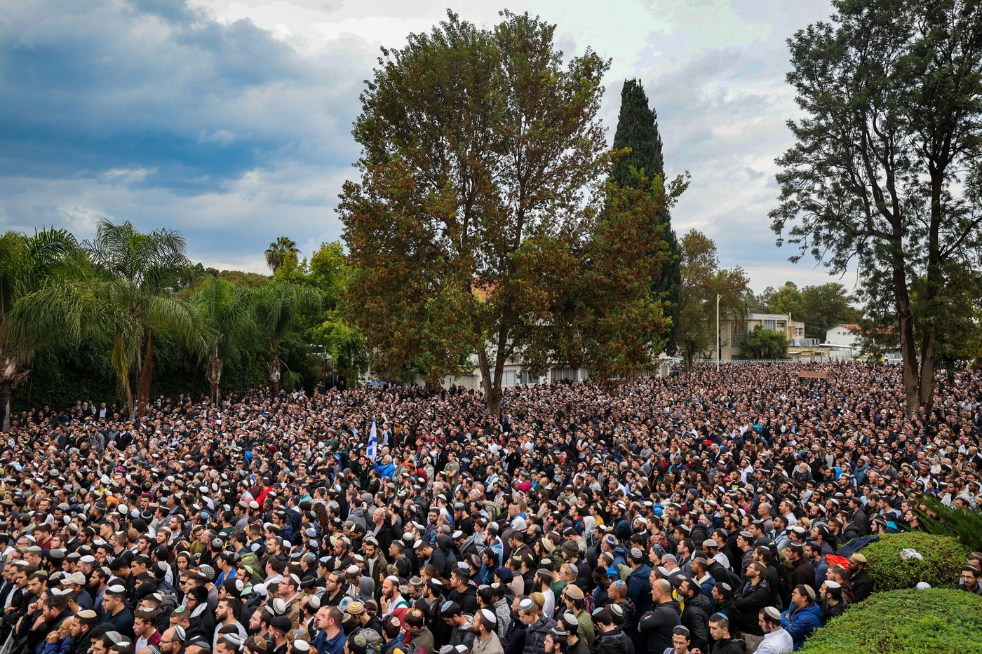 מבט מלמעלה: קהל הרבבות בהלווית הרב דרוקמן זצ"ל