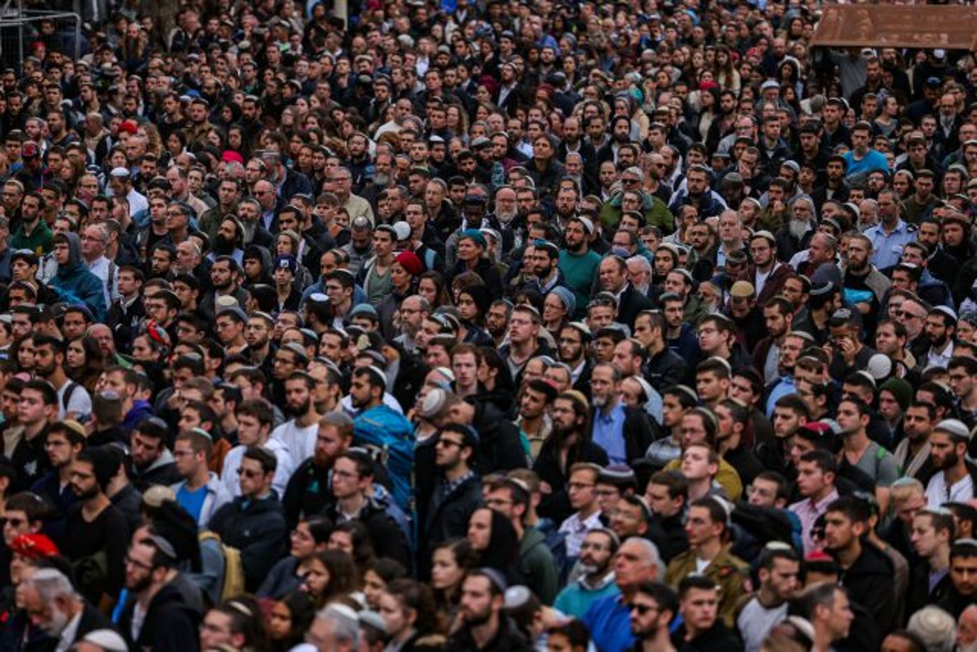 מבט מלמעלה: קהל הרבבות בהלווית הרב דרוקמן זצ"ל